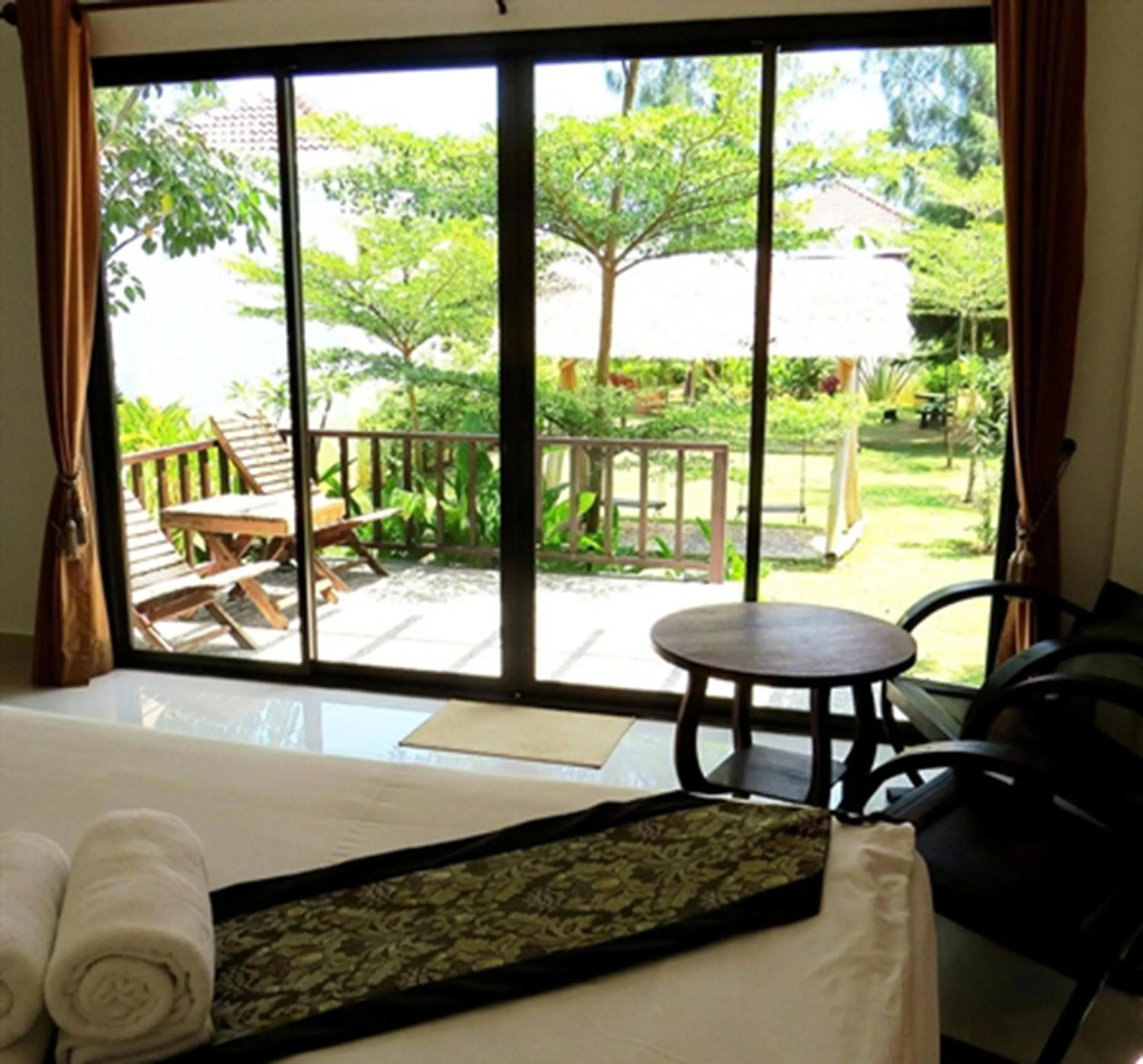 Balcony/Terrace, Bed in Pranburi Cabana Resort
