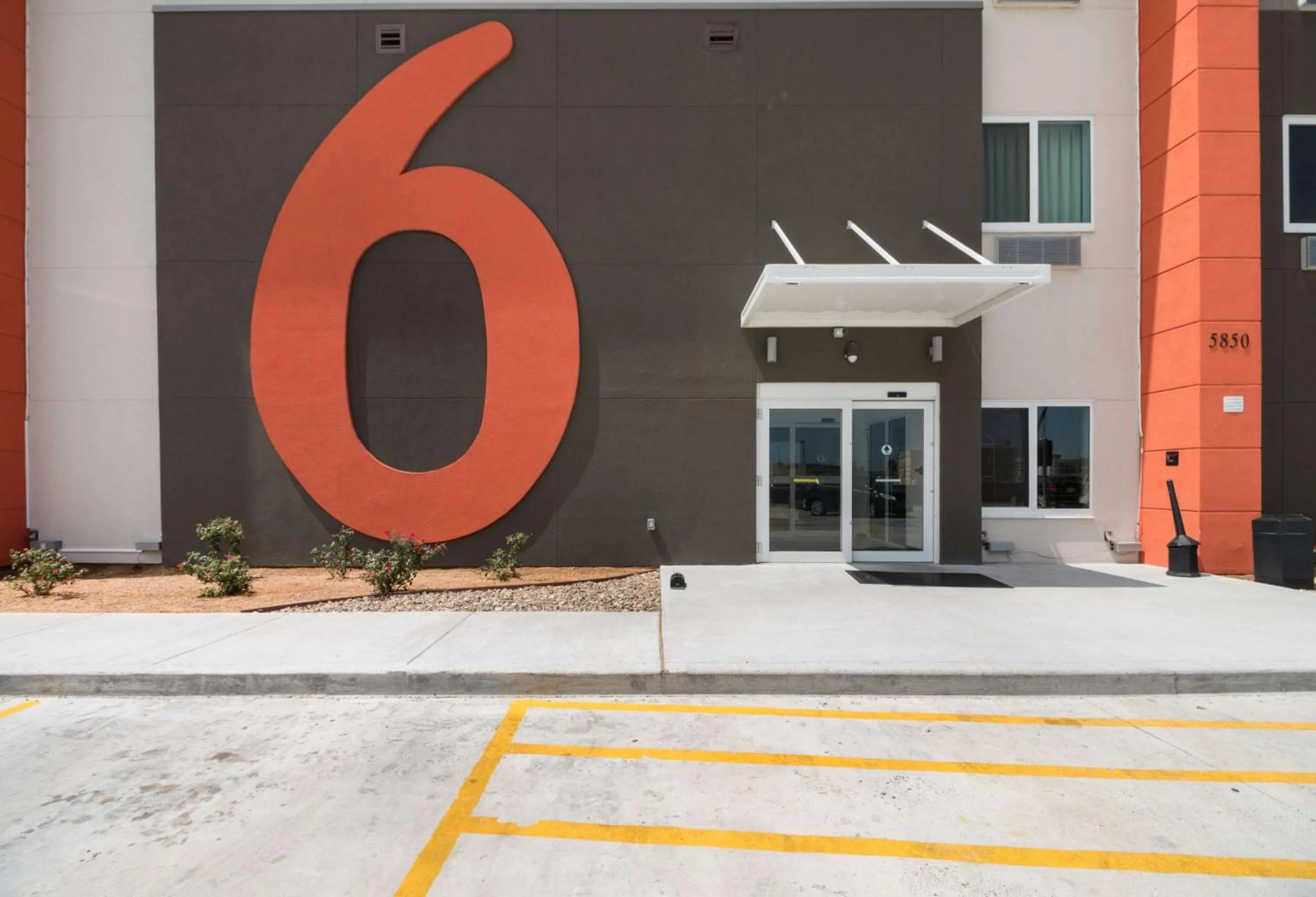 Property building in Motel 6-Corpus Christi, TX