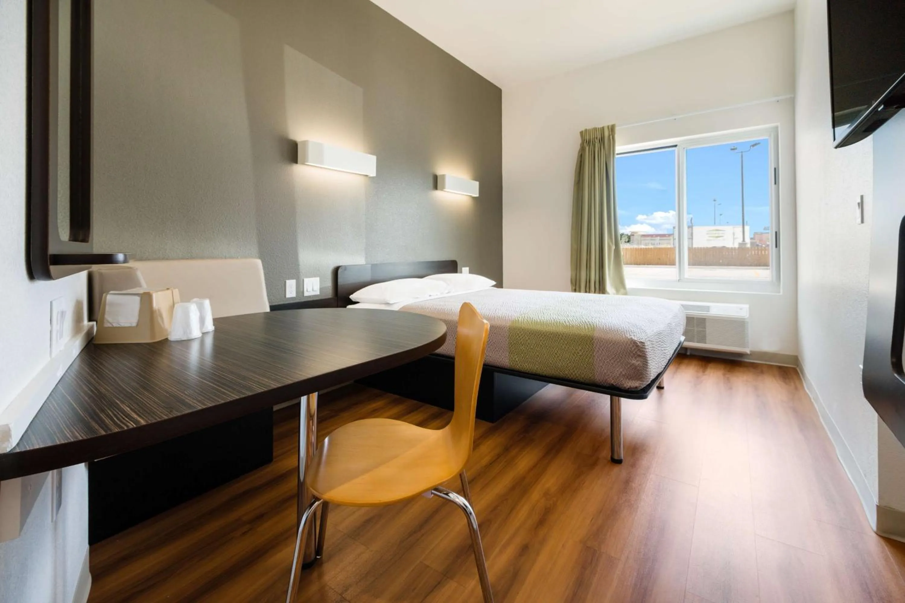 Photo of the whole room, Bed in Motel 6-Corpus Christi, TX