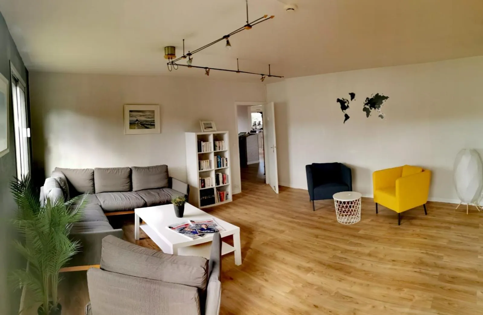 Library in Hôtel Restaurant Le Mur du Roy