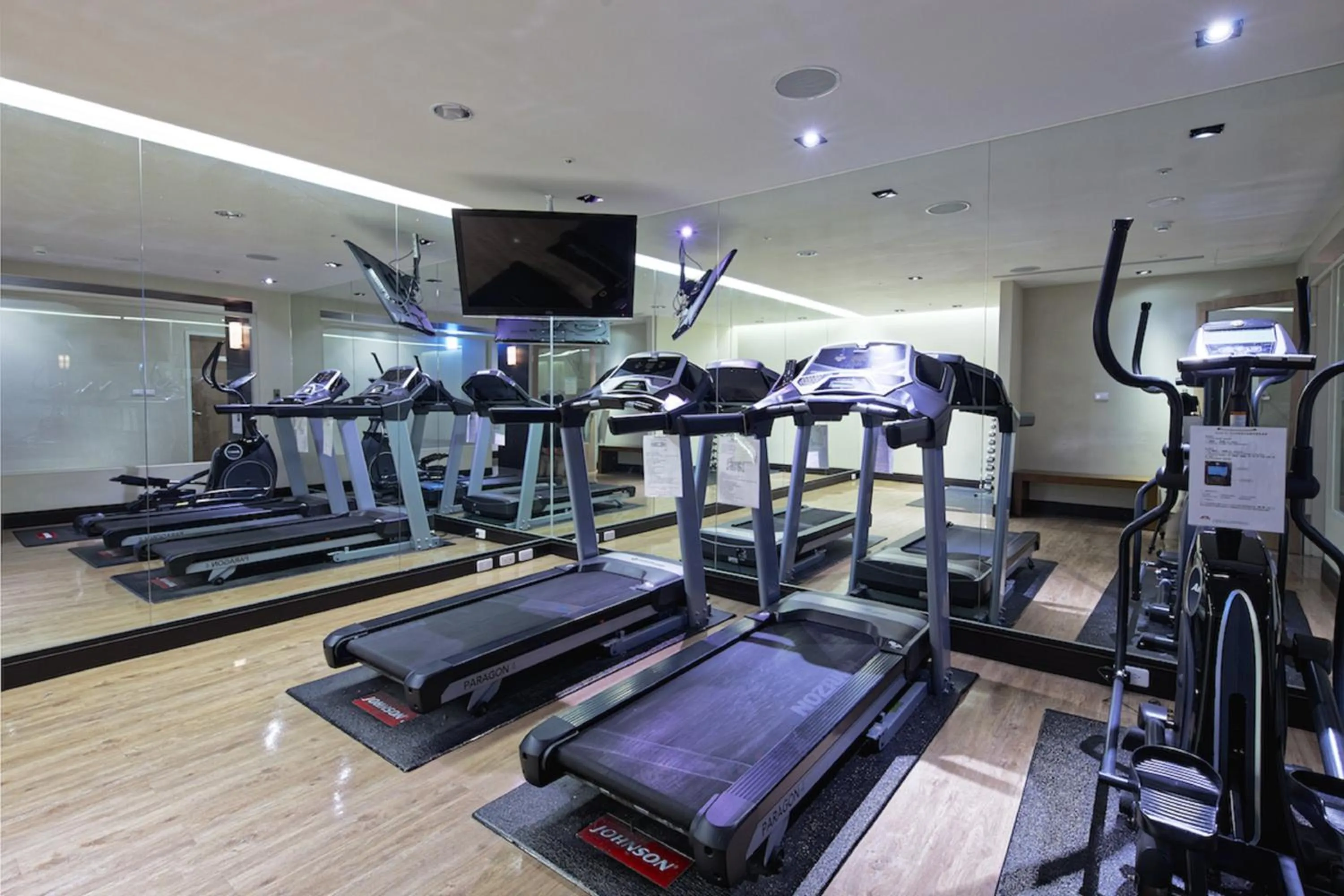 Fitness centre/facilities in 53 Hotel