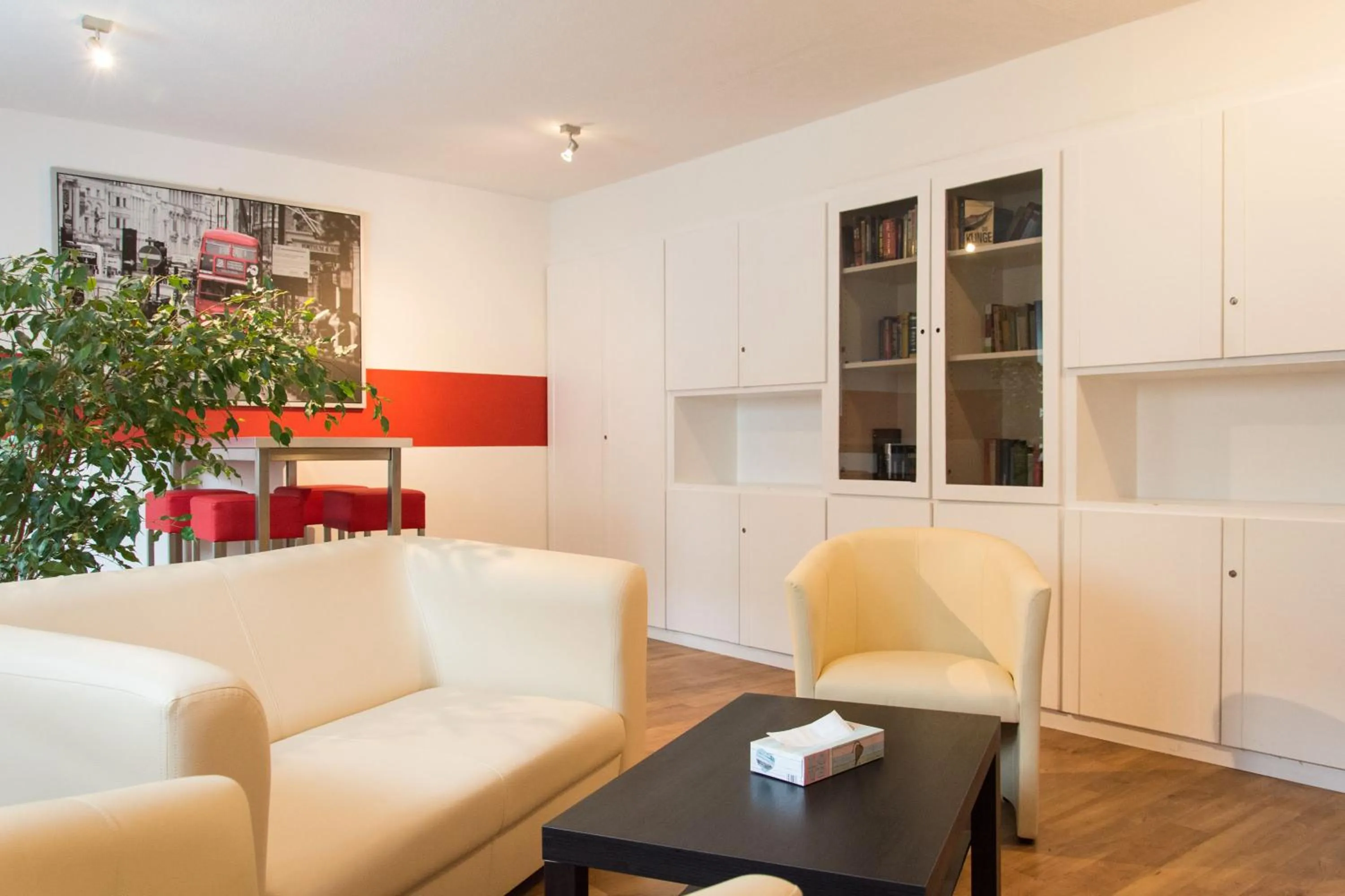 Communal lounge/ TV room in 1, 2, sleep Hostel Nürnberg Messe