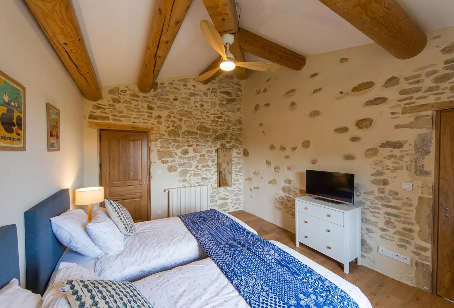 Photo of the whole room, Bed in Les Yourtes de Provence