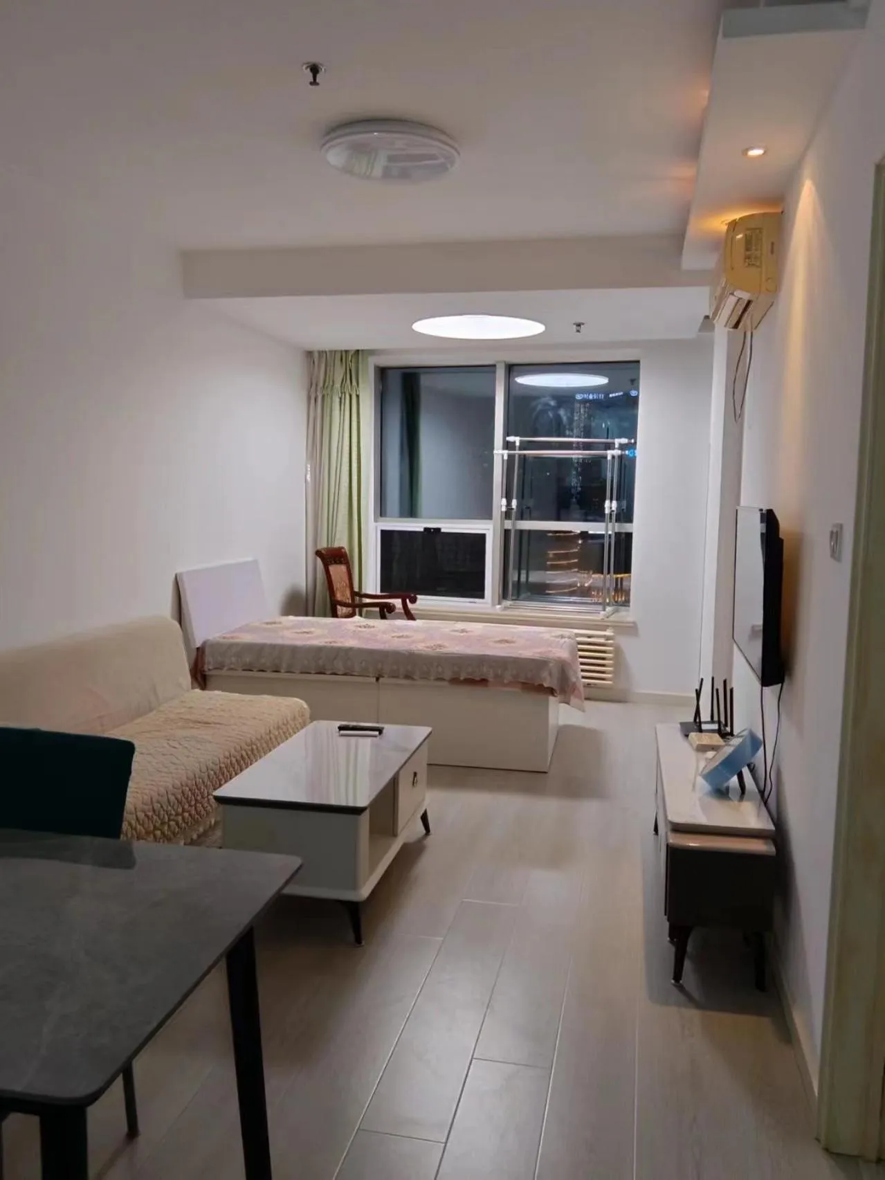 Living room, Bed in Dalian Xiuzhu Mansion Apartment