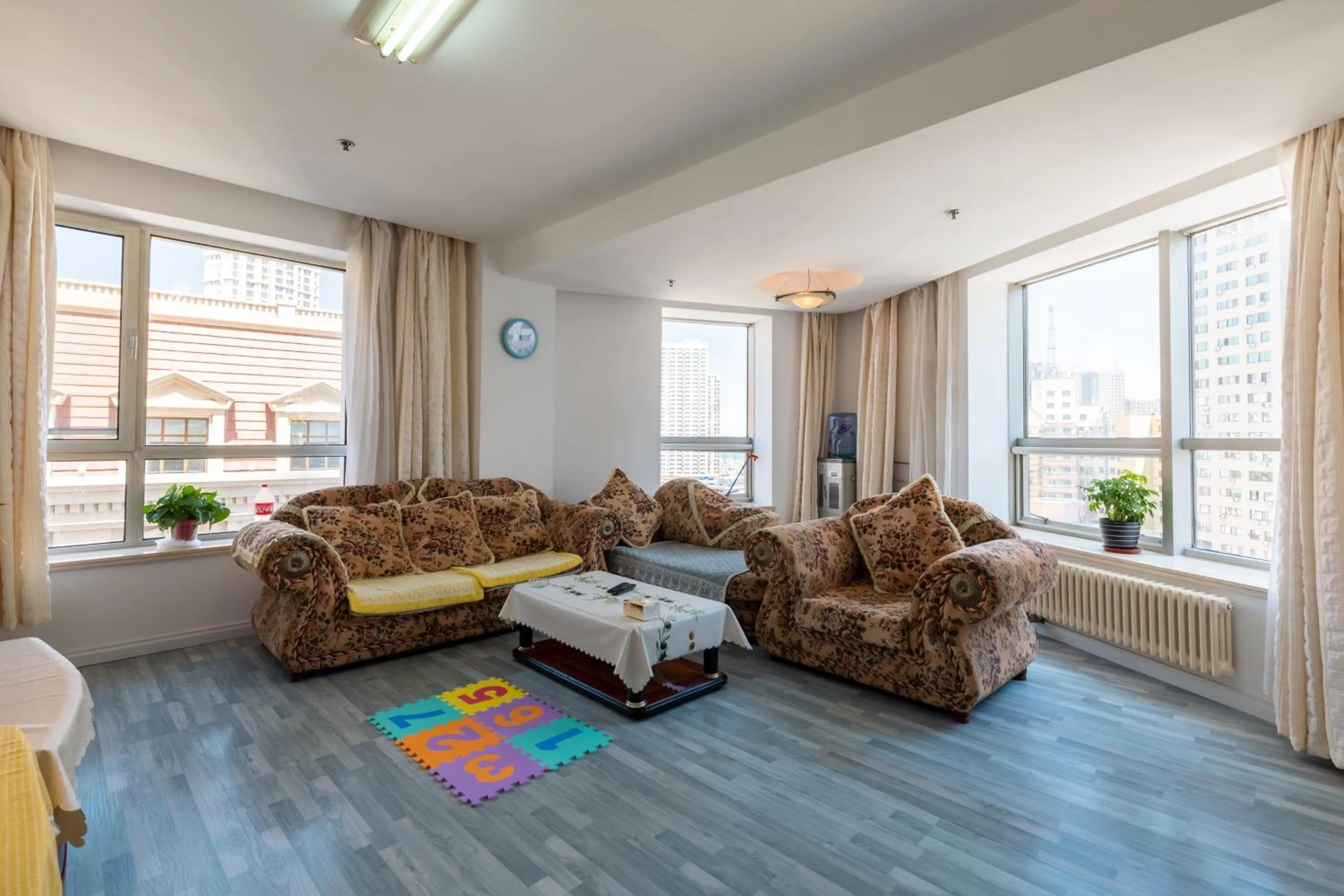 Living room in Dalian Xiuzhu Mansion Apartment