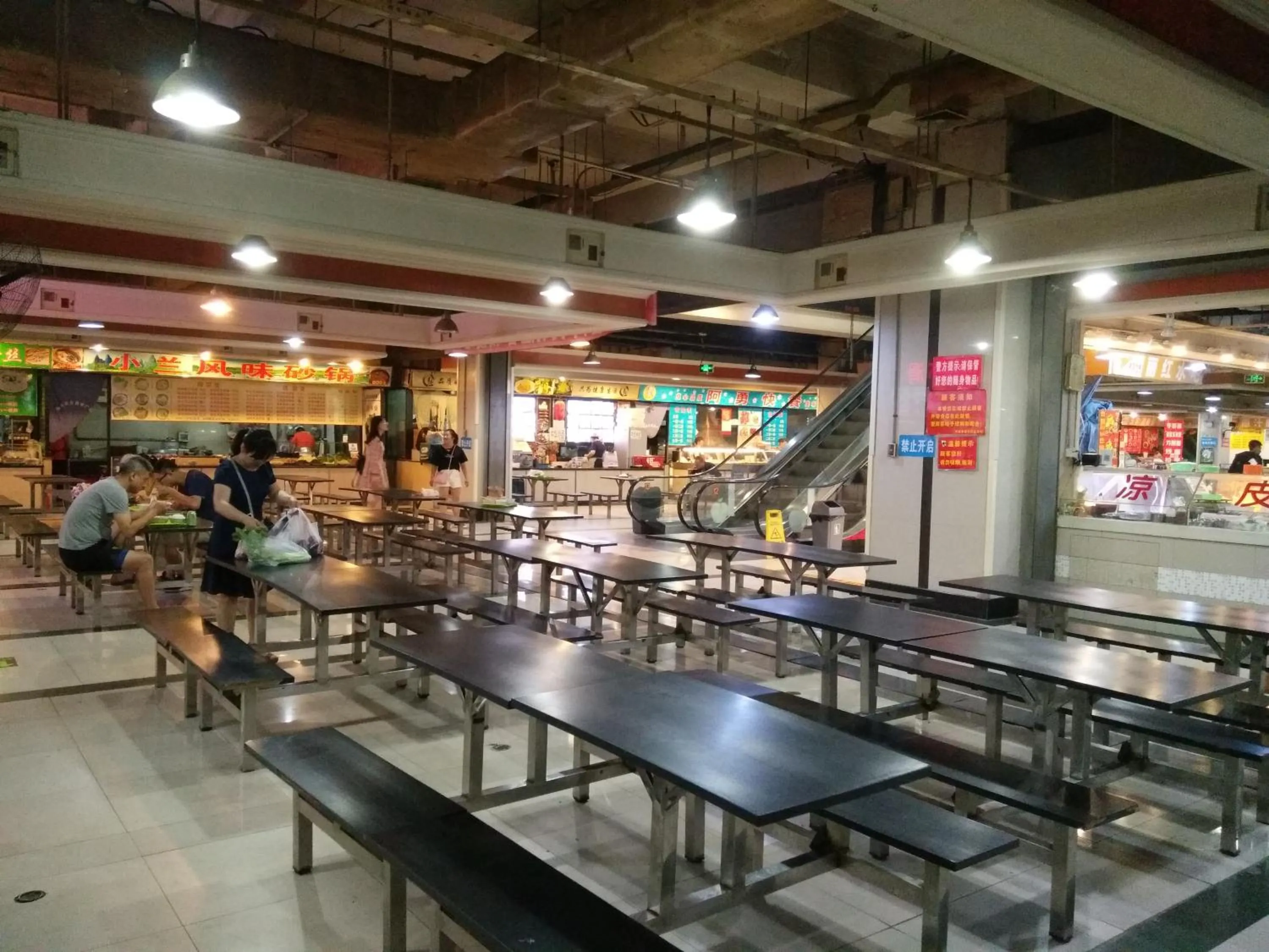 Restaurant/places to eat in Dalian Xiuzhu Mansion Apartment