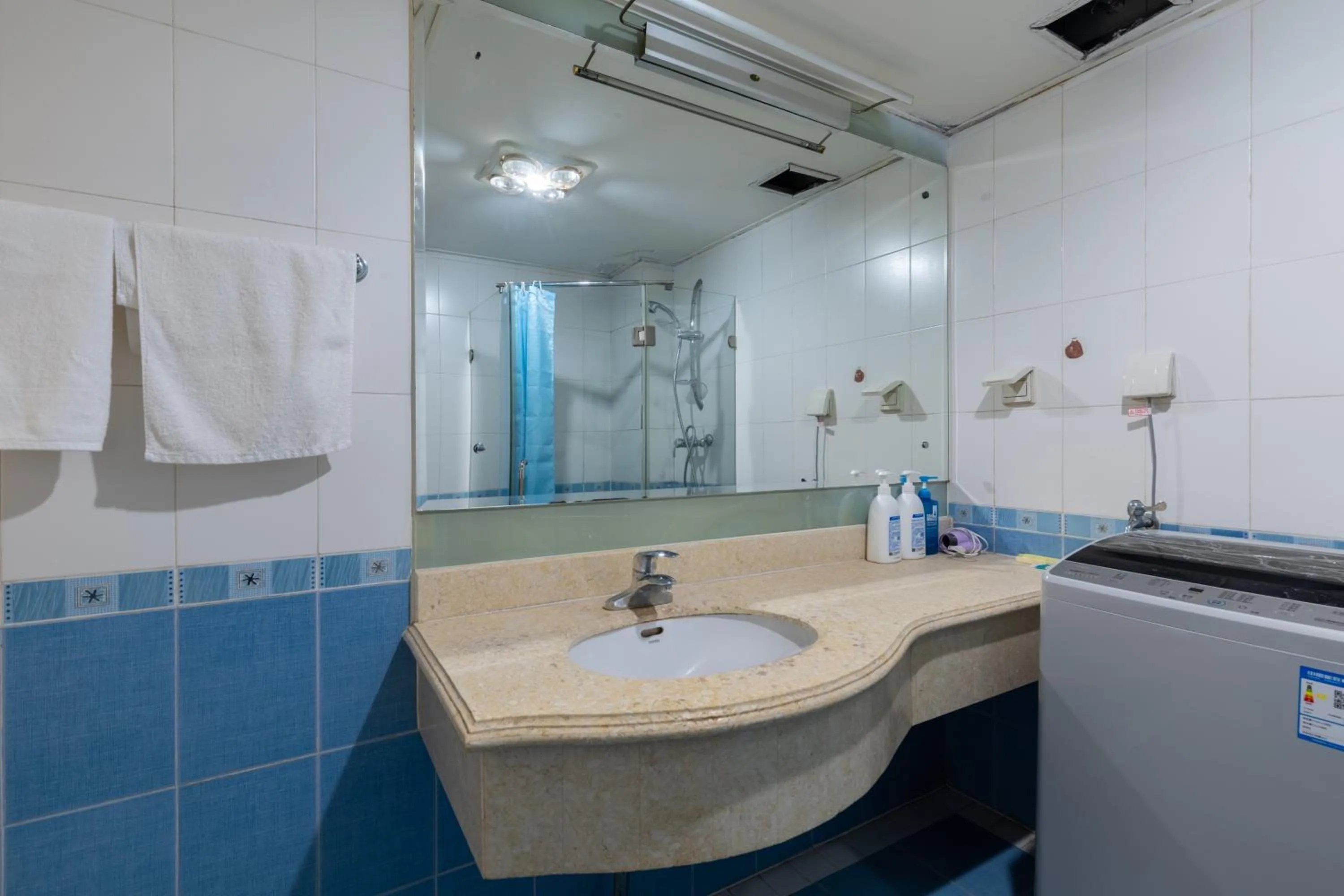 Bathroom in Dalian Xiuzhu Mansion Apartment