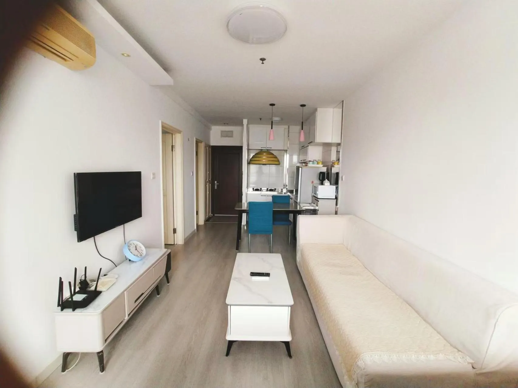 Restaurant/places to eat, Bed in Dalian Xiuzhu Mansion Apartment