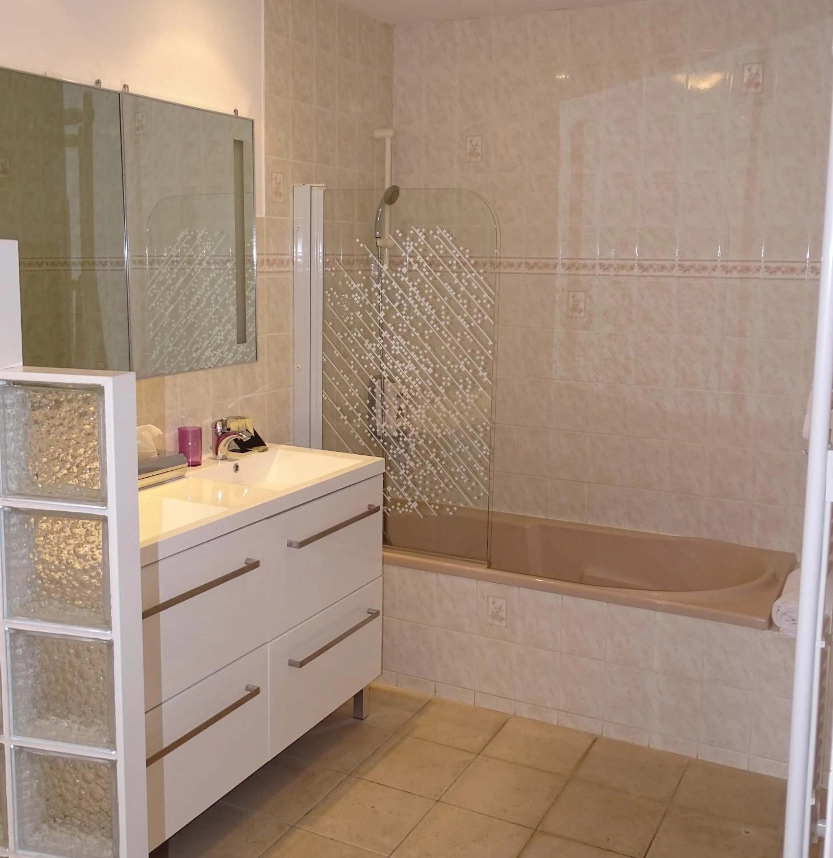 Bathroom in Hôtel Restaurant du Commerce