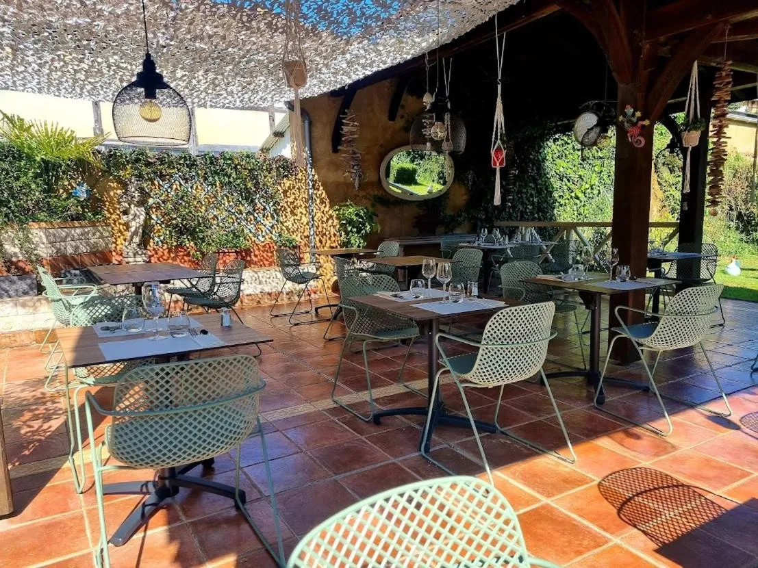 Patio in Hôtel Restaurant du Commerce