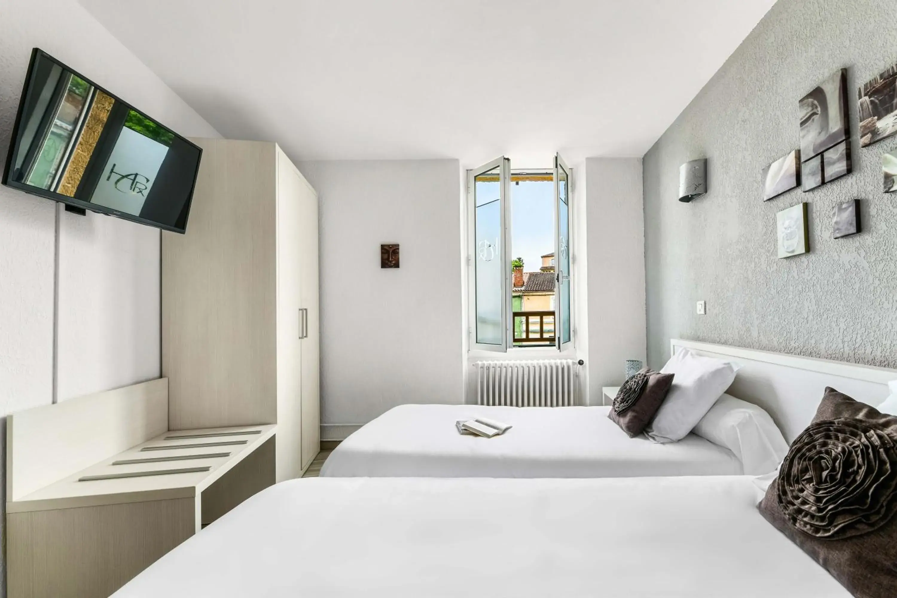 Comfort Twin Room in Hôtel Restaurant du Commerce Comfort Twin Room in Hôtel Restaurant du Commerce