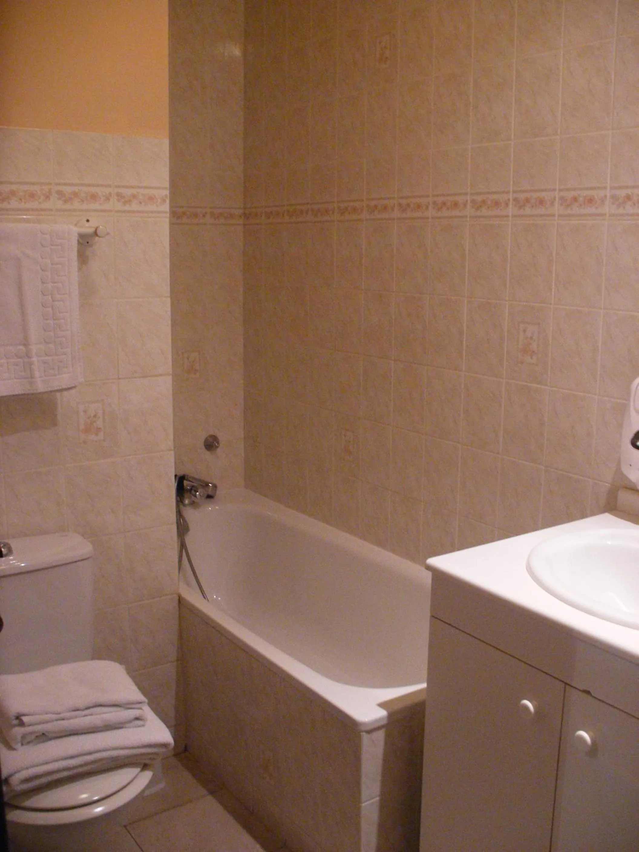 Toilet in Hôtel Restaurant du Commerce