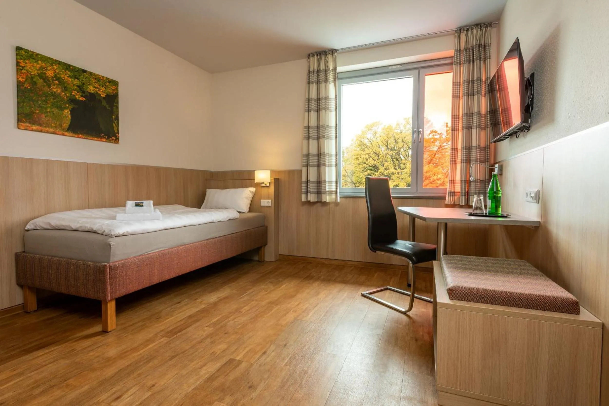 Photo of the whole room, Bed in Gästehaus DEULA