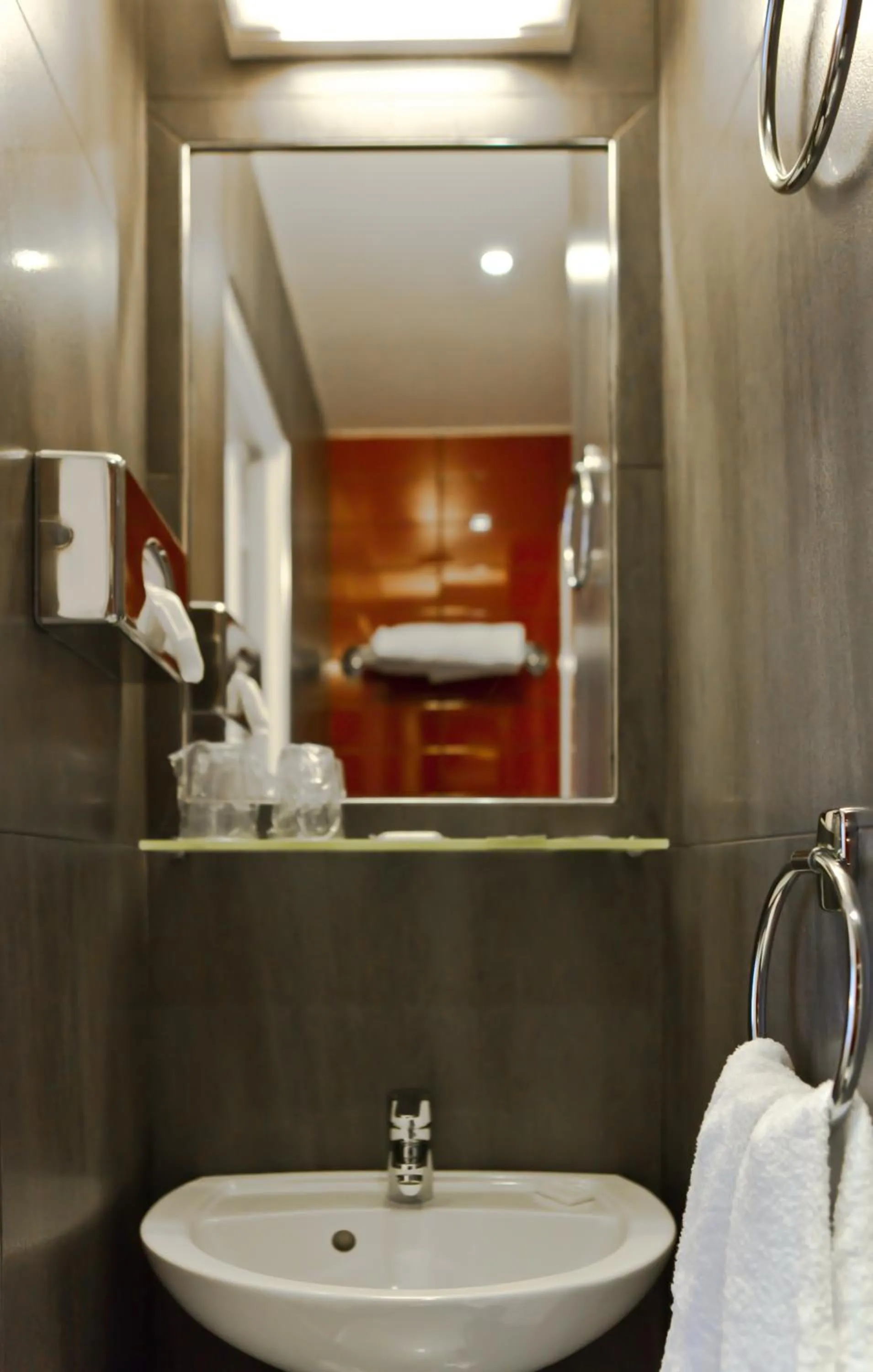 Bathroom in L'Olympique 1924