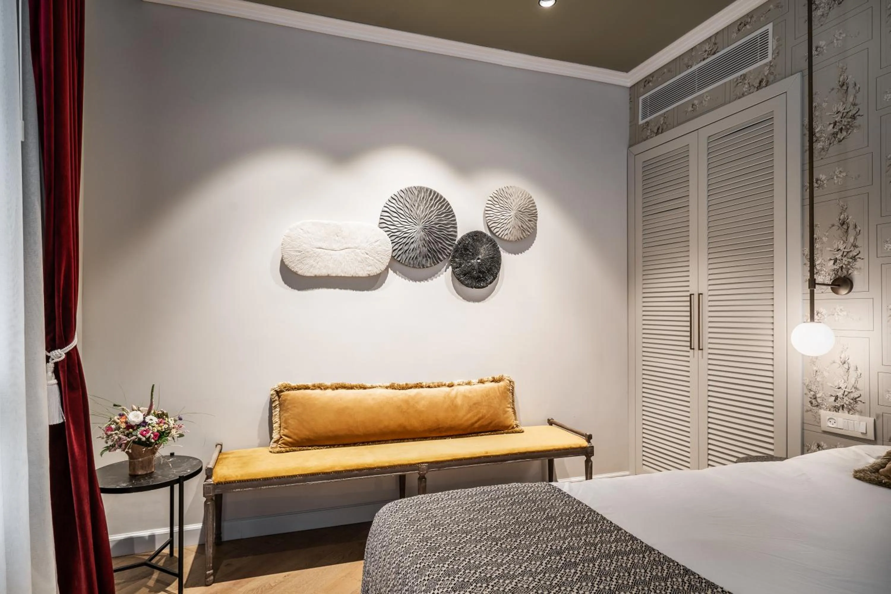 Seating area, Bed in Zamarin Hotel & Spa