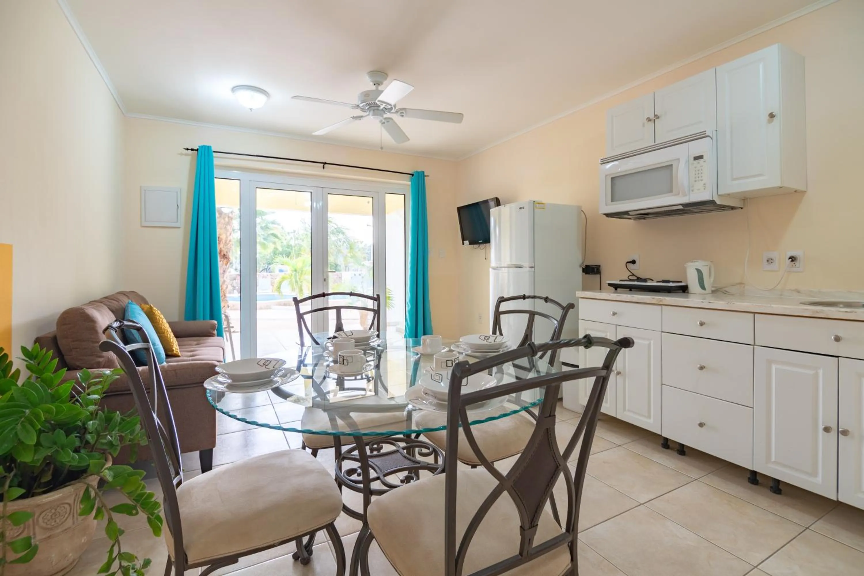 Kitchen or kitchenette, Dining Area in Aqua Viva Suites