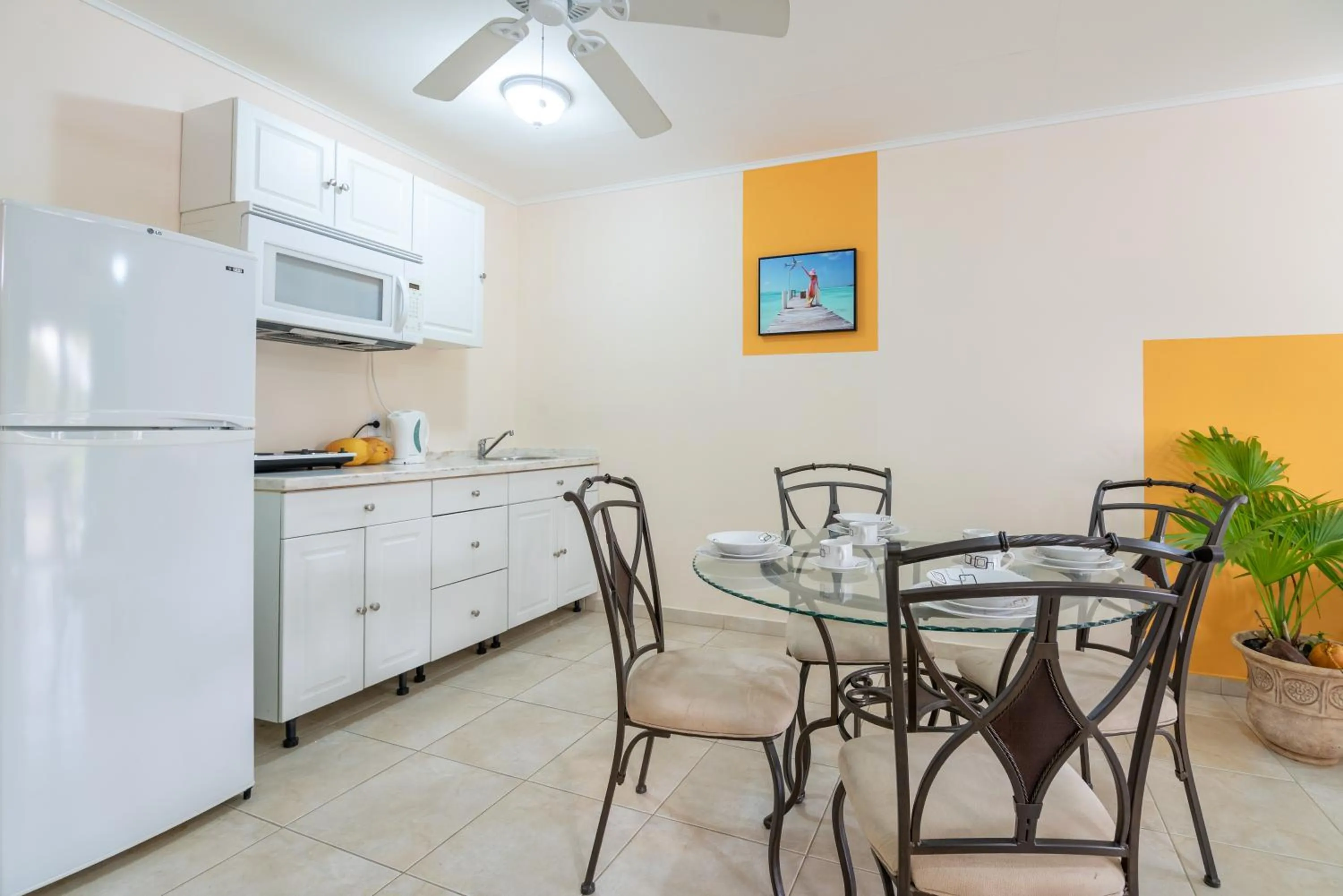 Dining area, Kitchen/Kitchenette in Aqua Viva Suites