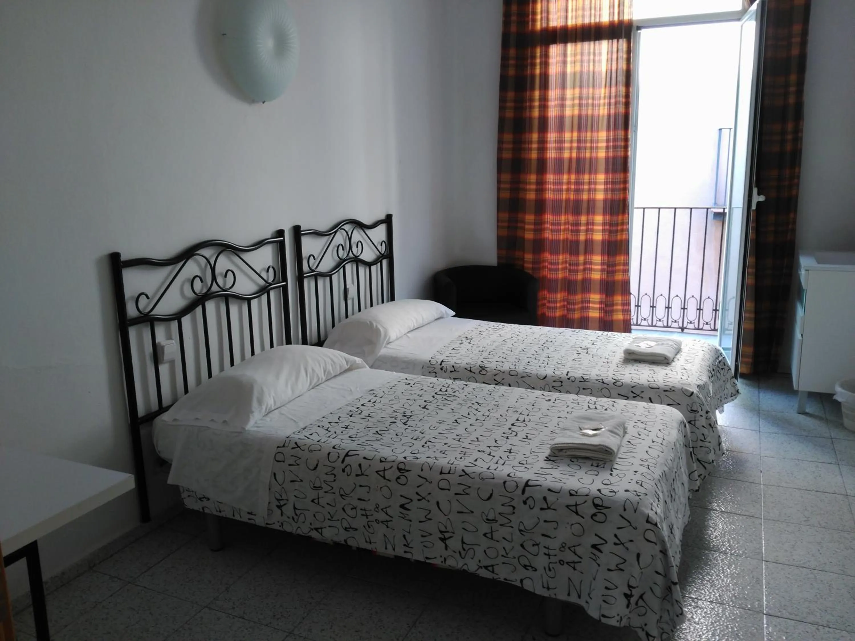 Photo of the whole room, Bed in Hostal River