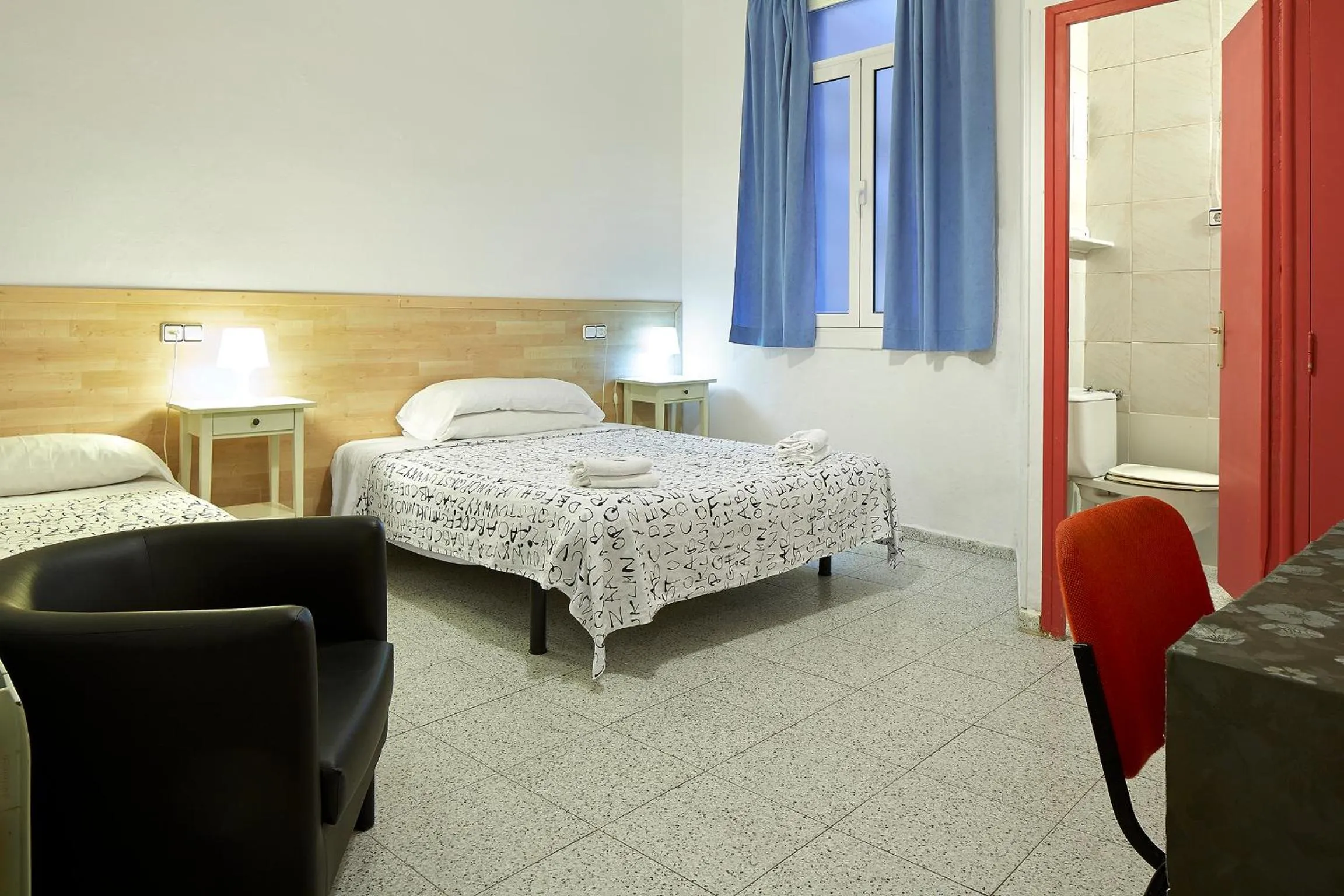 Photo of the whole room, Bed in Hostal River