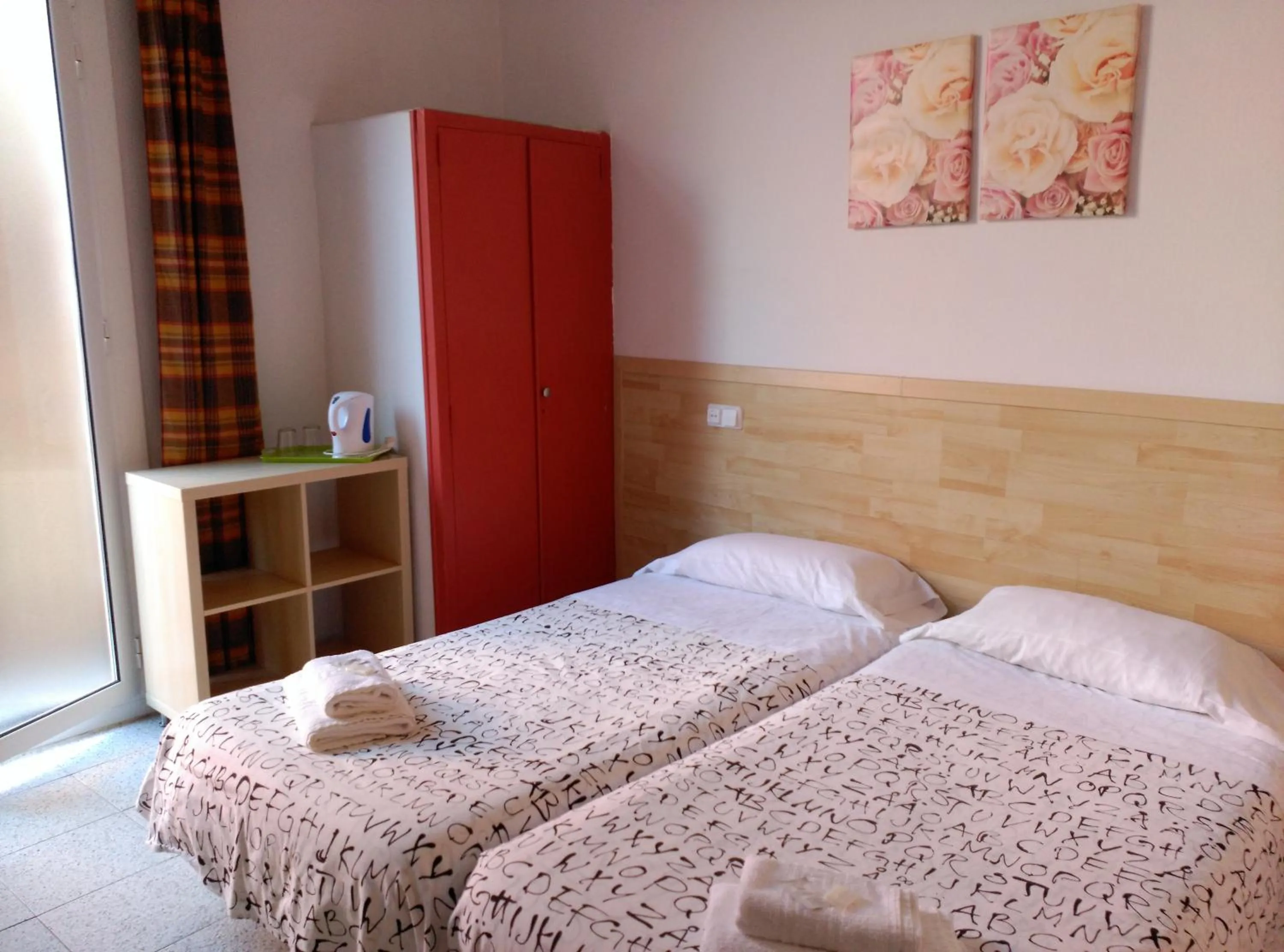 Photo of the whole room, Bed in Hostal River