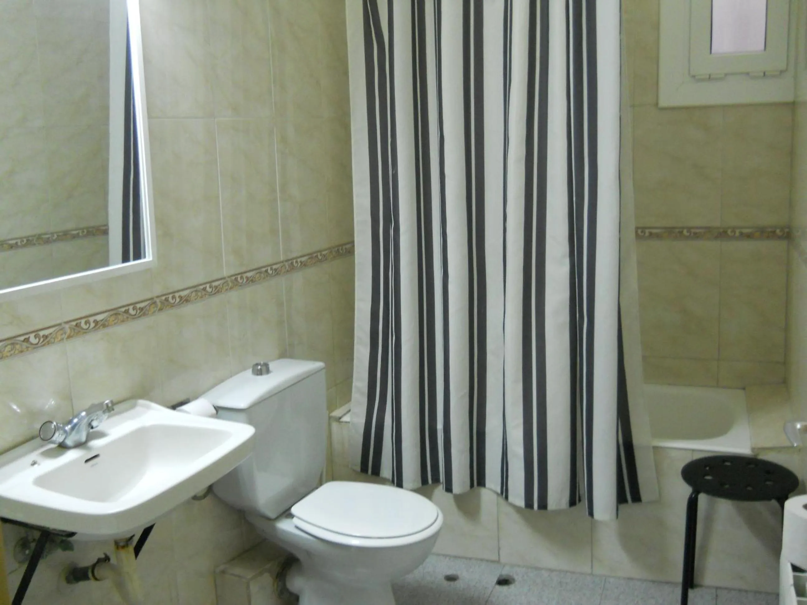 Bathroom in Hostal River