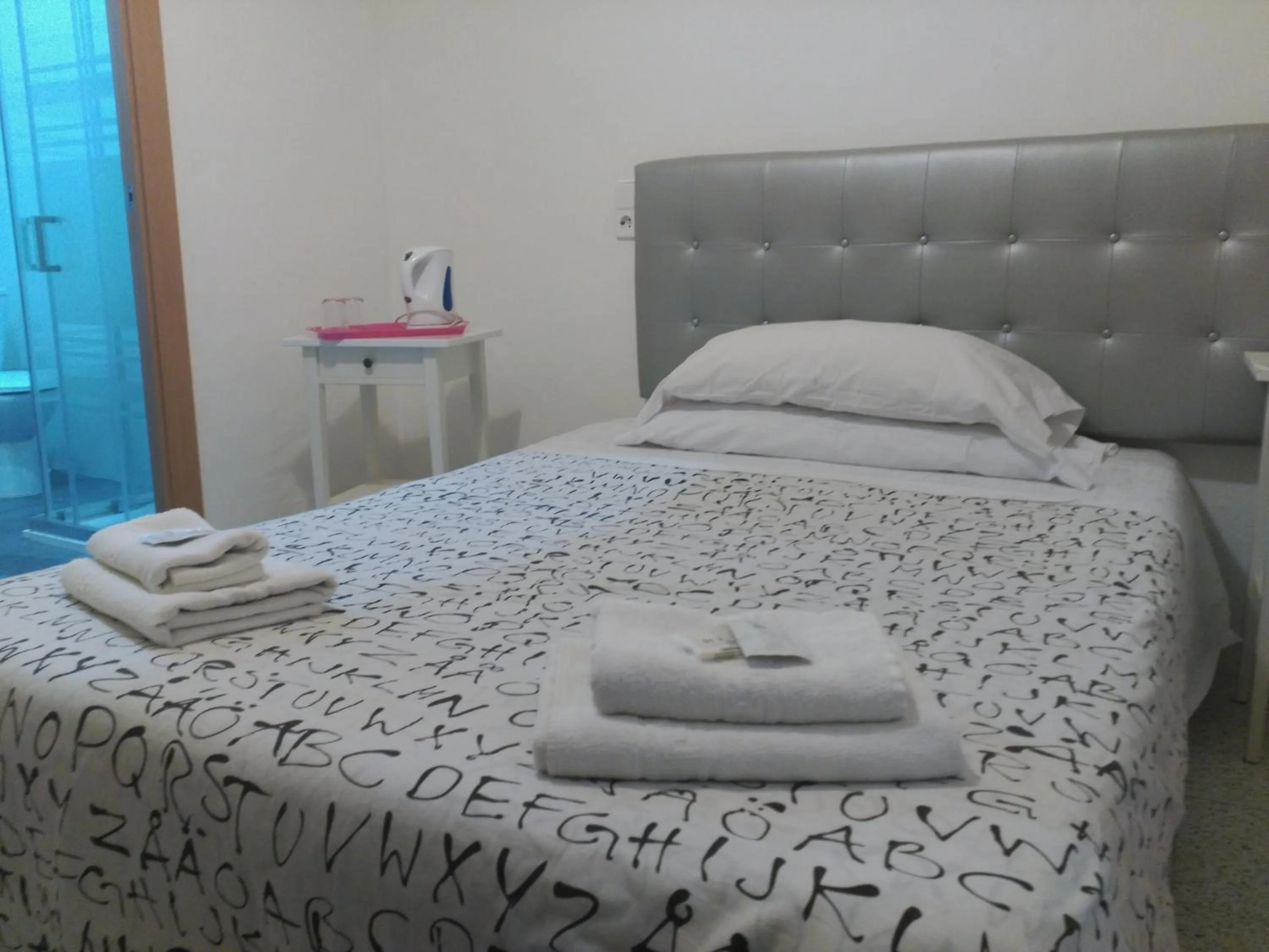 Photo of the whole room, Bed in Hostal River