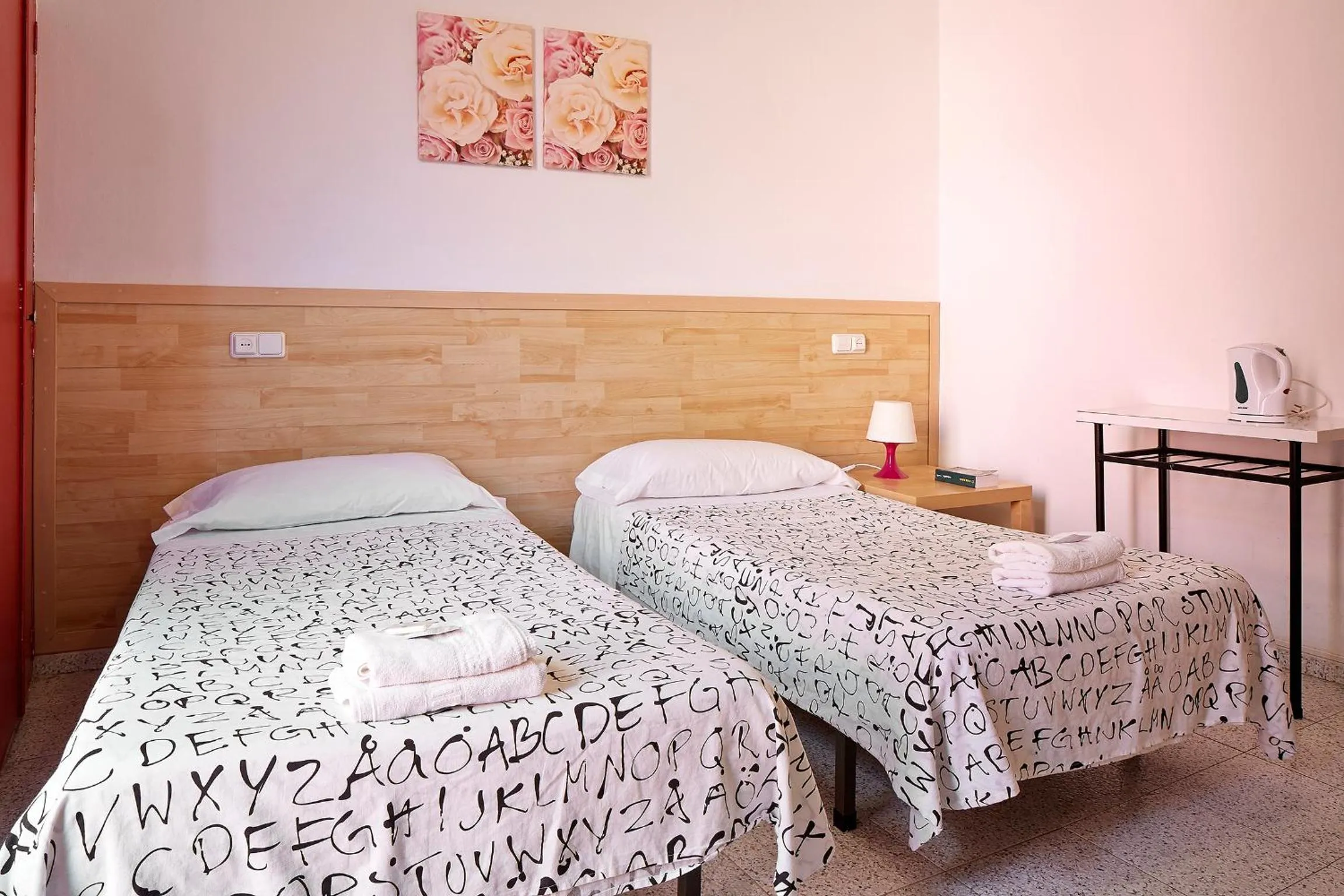 Photo of the whole room, Bed in Hostal River