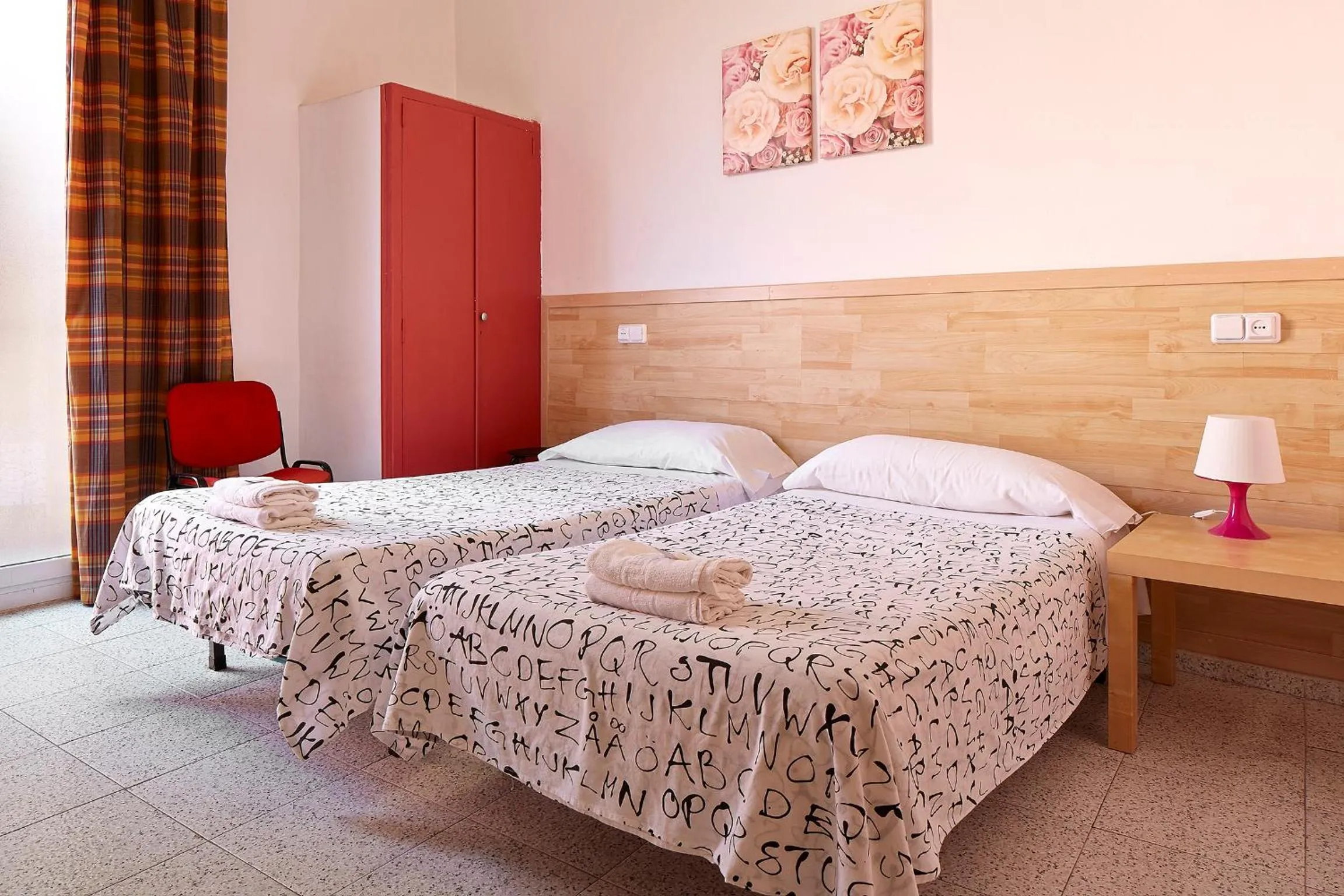 Photo of the whole room, Bed in Hostal River