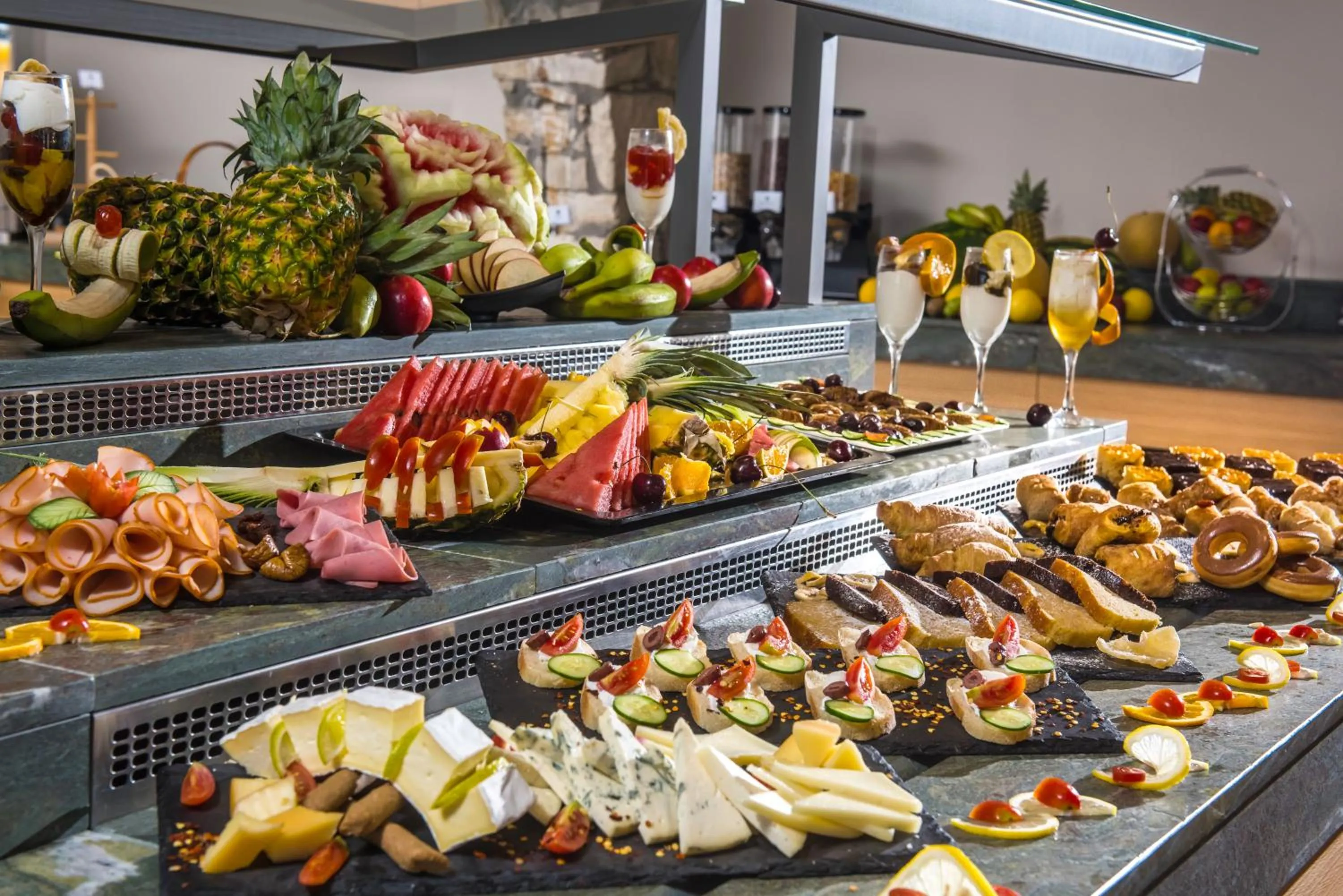 Restaurant/places to eat in Petousis Hotel & Suites