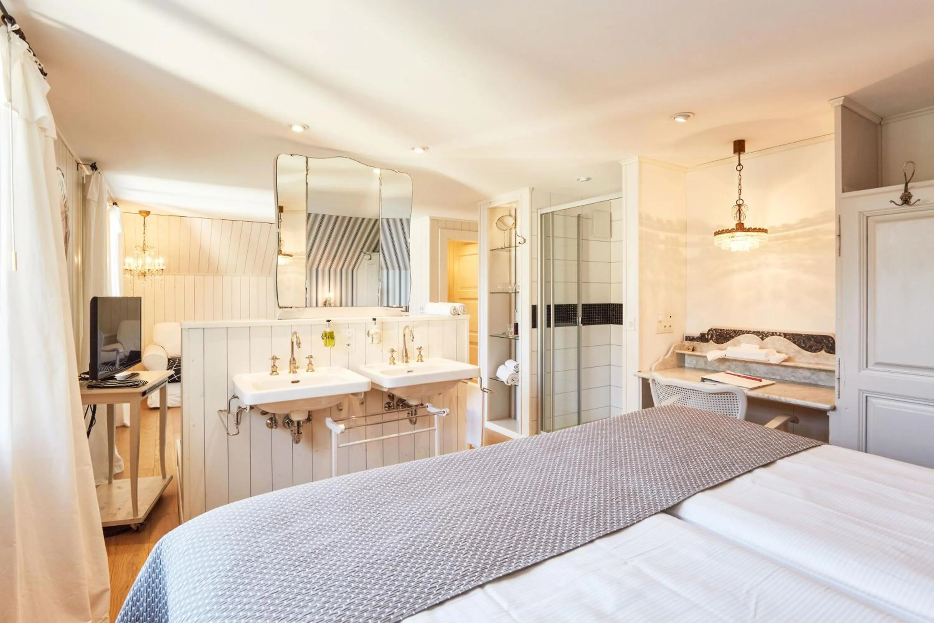 Bathroom, Bed in Boutique-Hotel Schlüssel