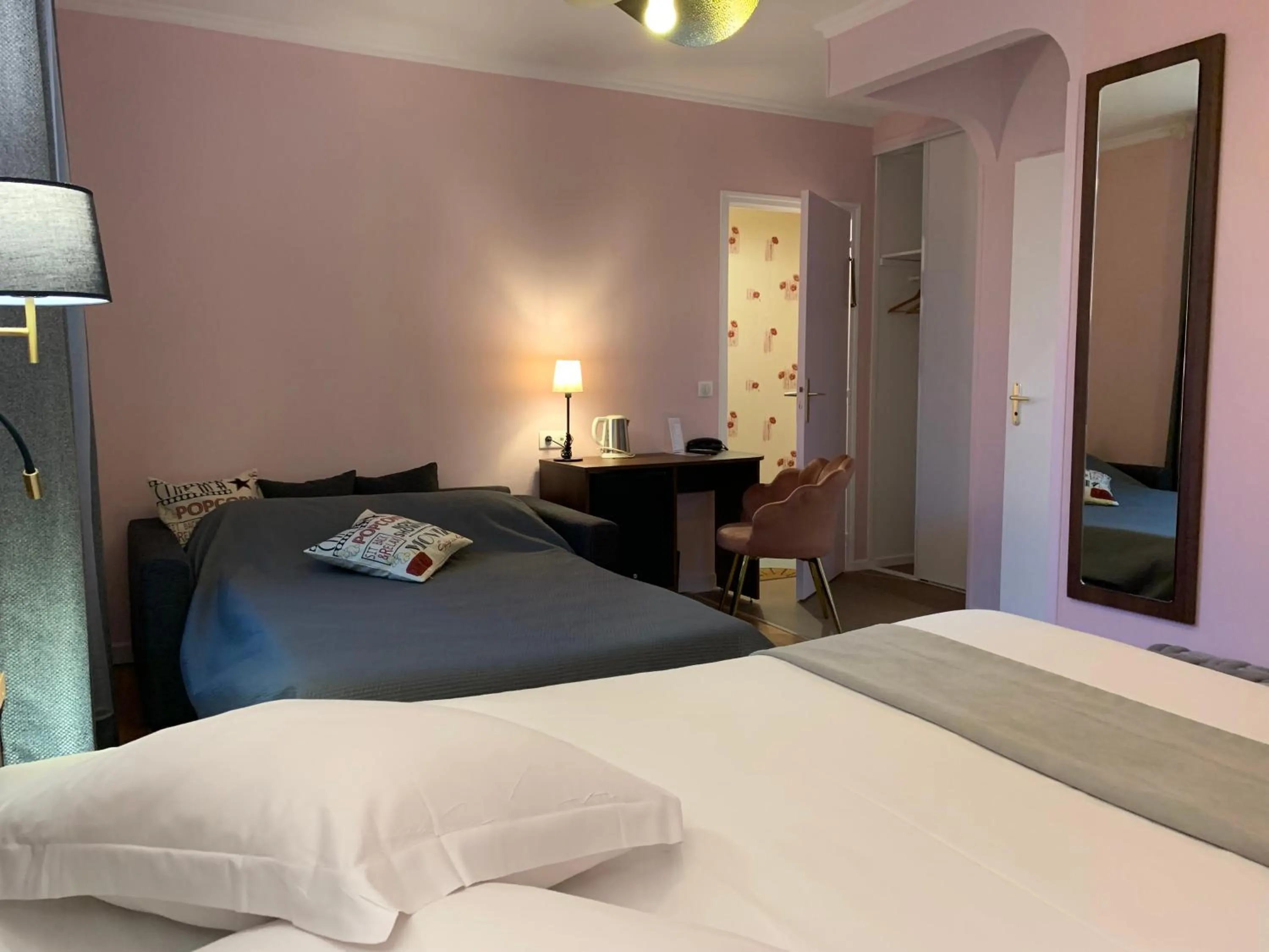 Property building, Bed in AUBERGE DU PORCHE