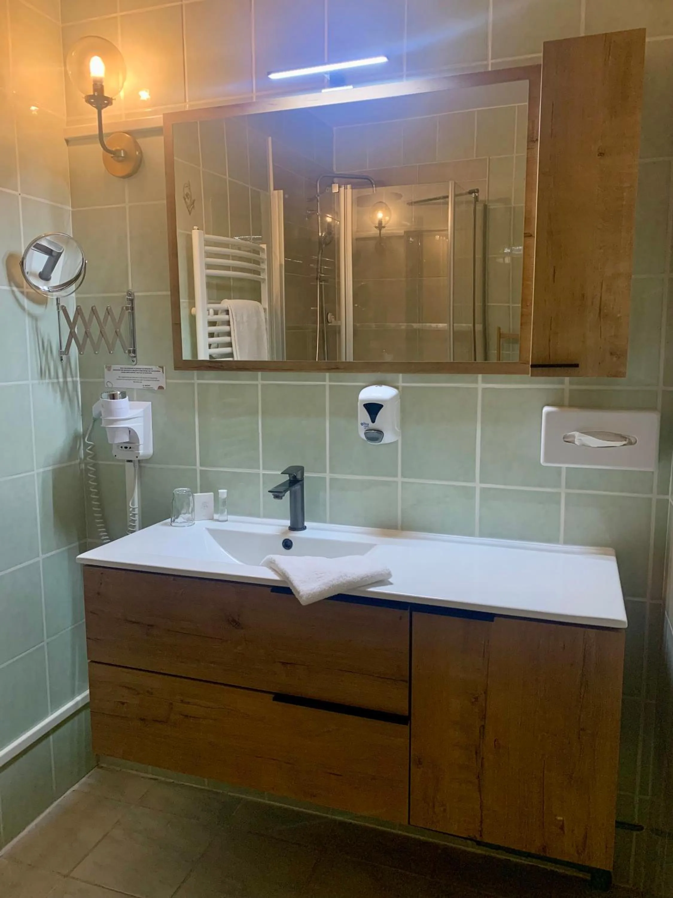 Shower in AUBERGE DU PORCHE