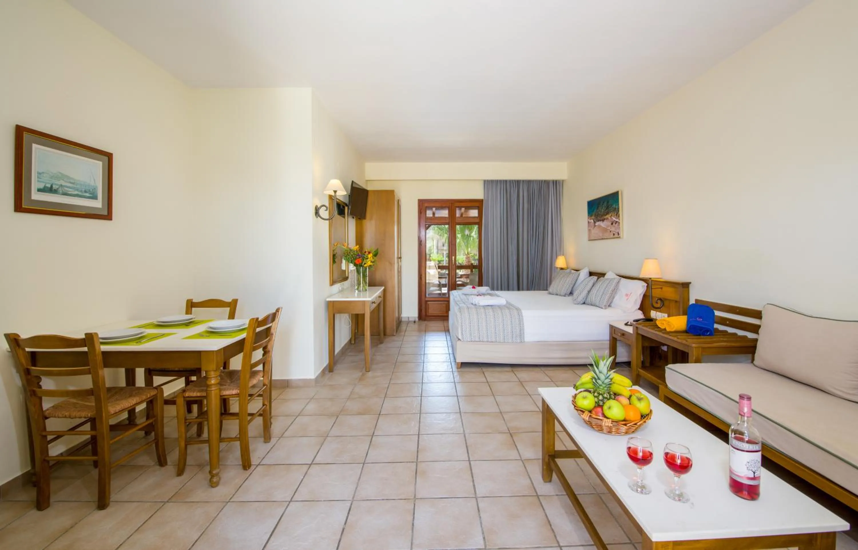 Photo of the whole room in Omega Platanias