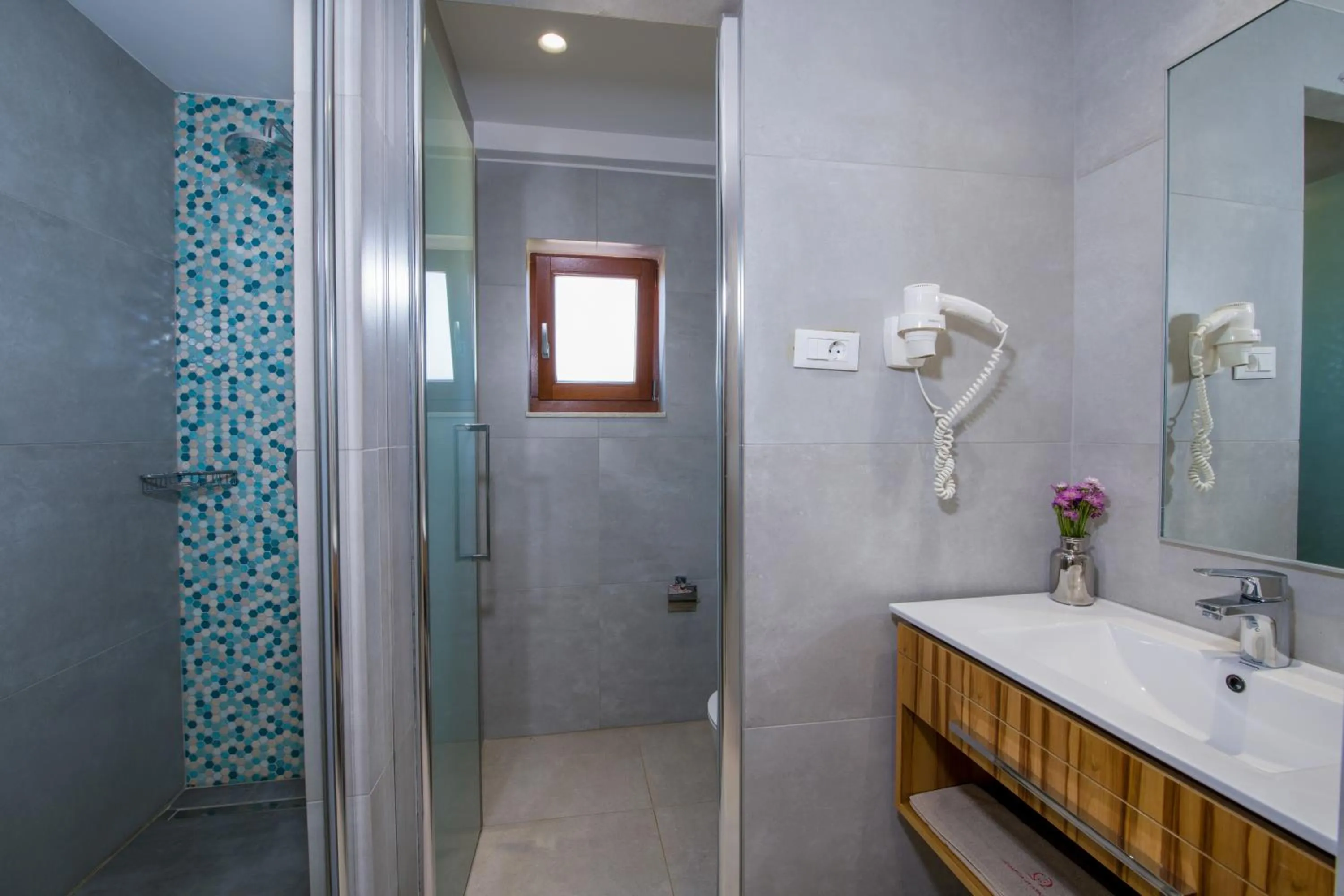 Shower in Omega Platanias