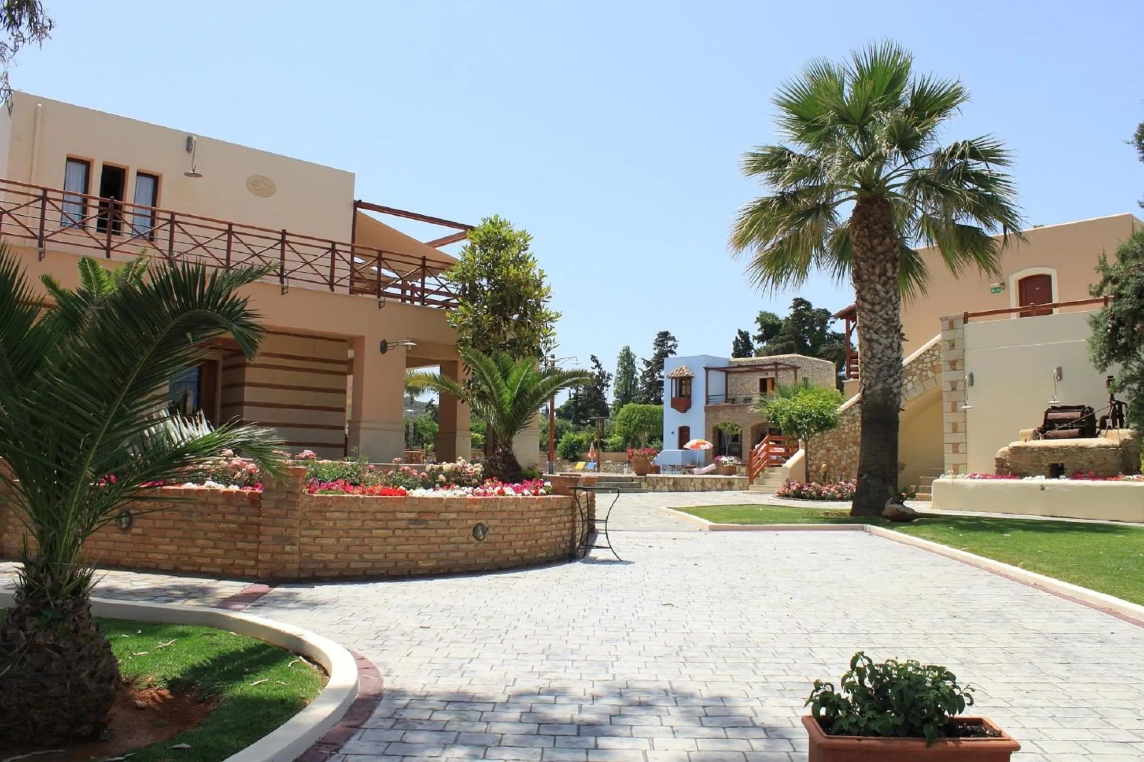 Property building in Omega Platanias