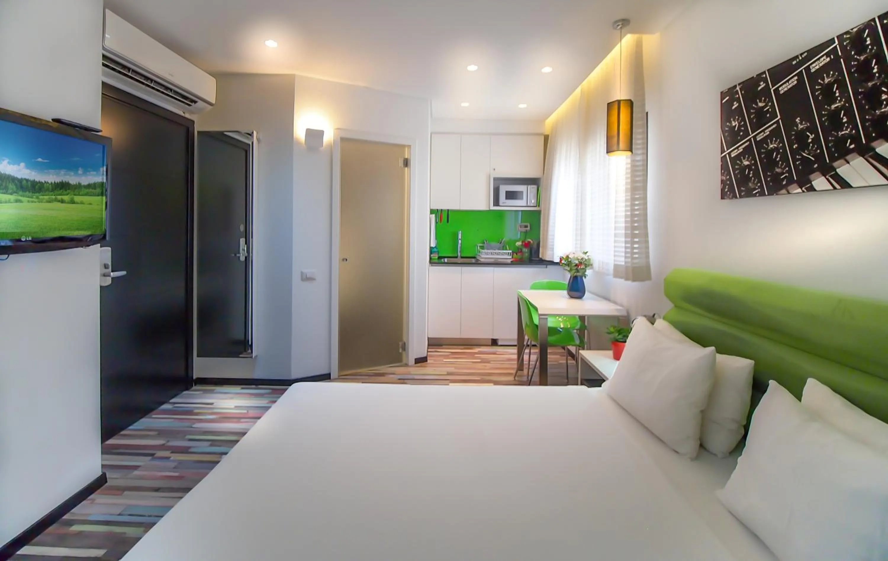 Photo of the whole room, Bed in 130 Rock Apartments