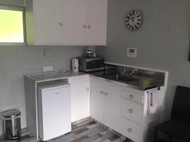 Kitchen or kitchenette in Pacific Harbour Lodge