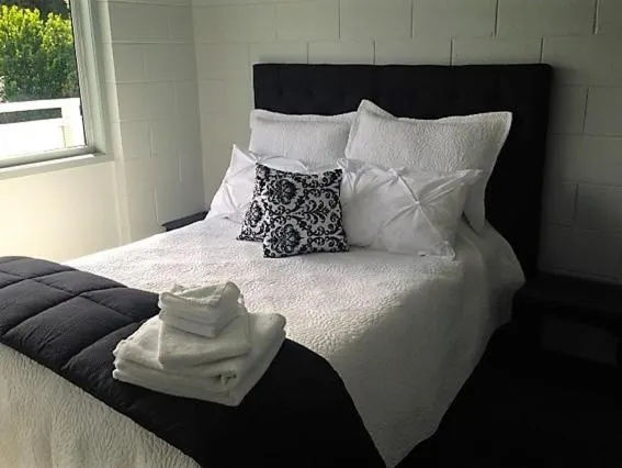 Bedroom, Bed in Pacific Harbour Lodge