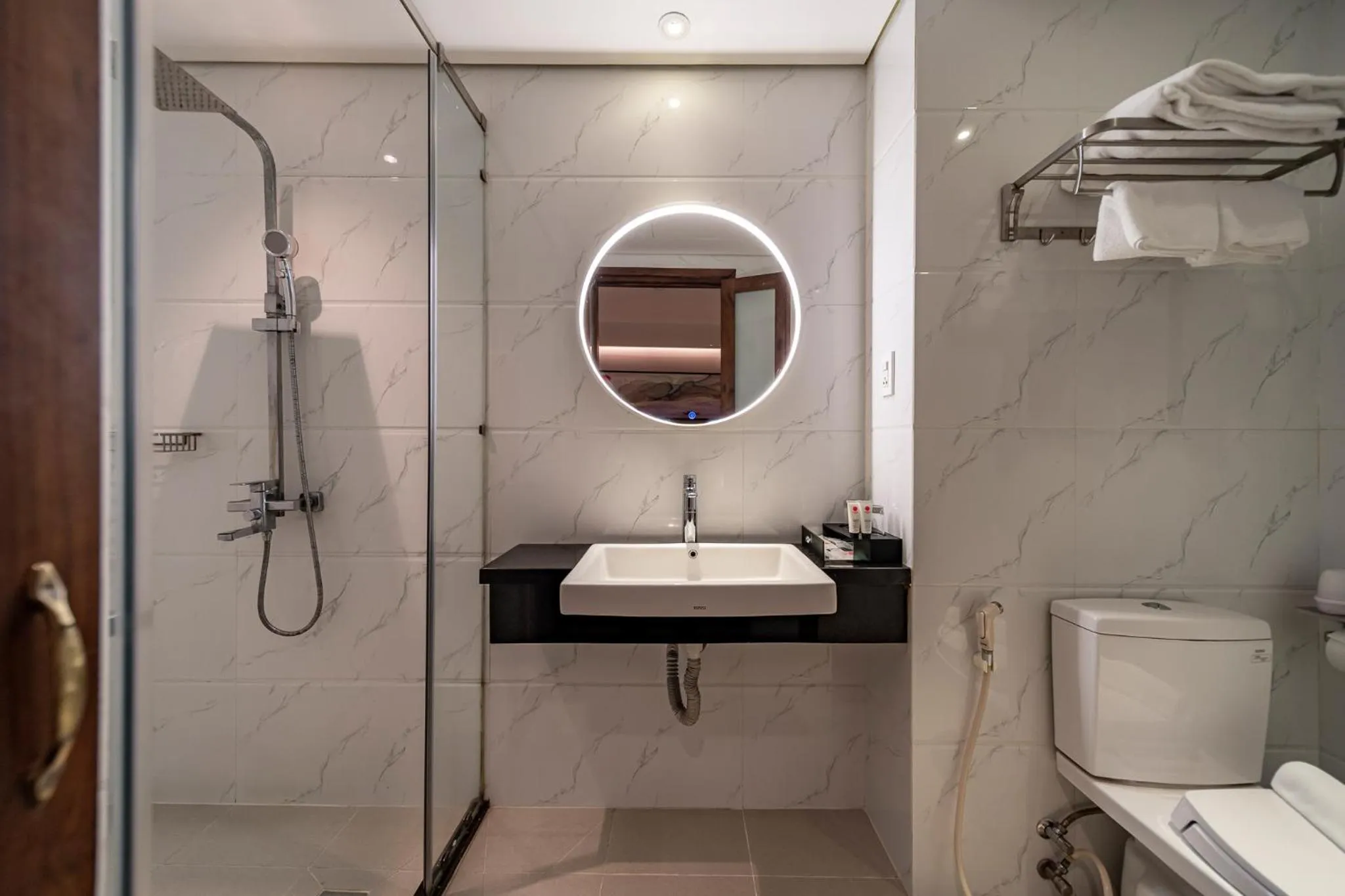 Shower in Edoya Hotel Ben Thanh