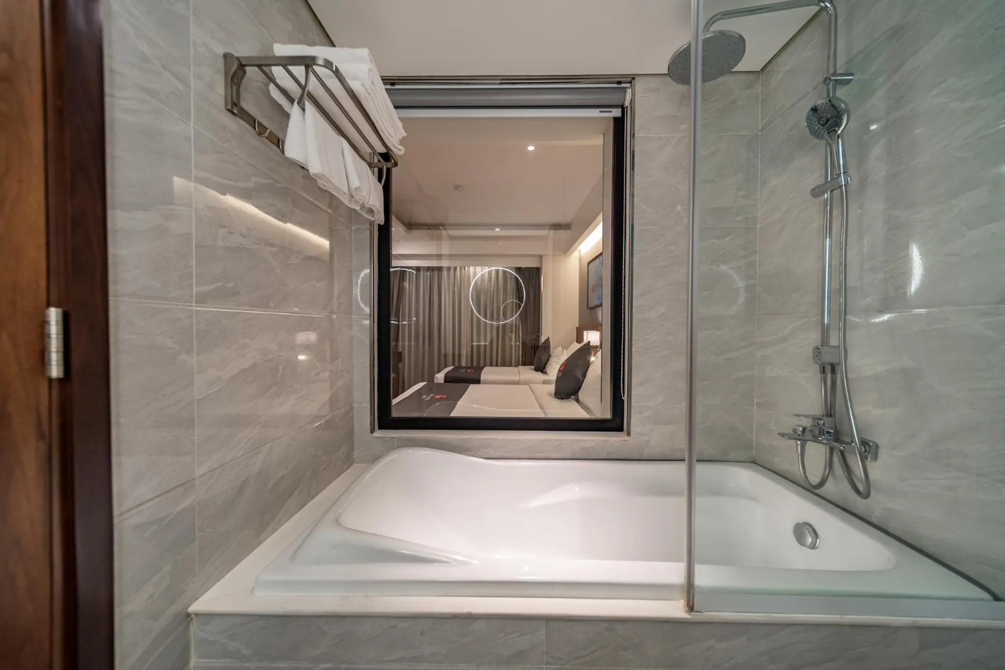 Shower in Edoya Hotel Ben Thanh