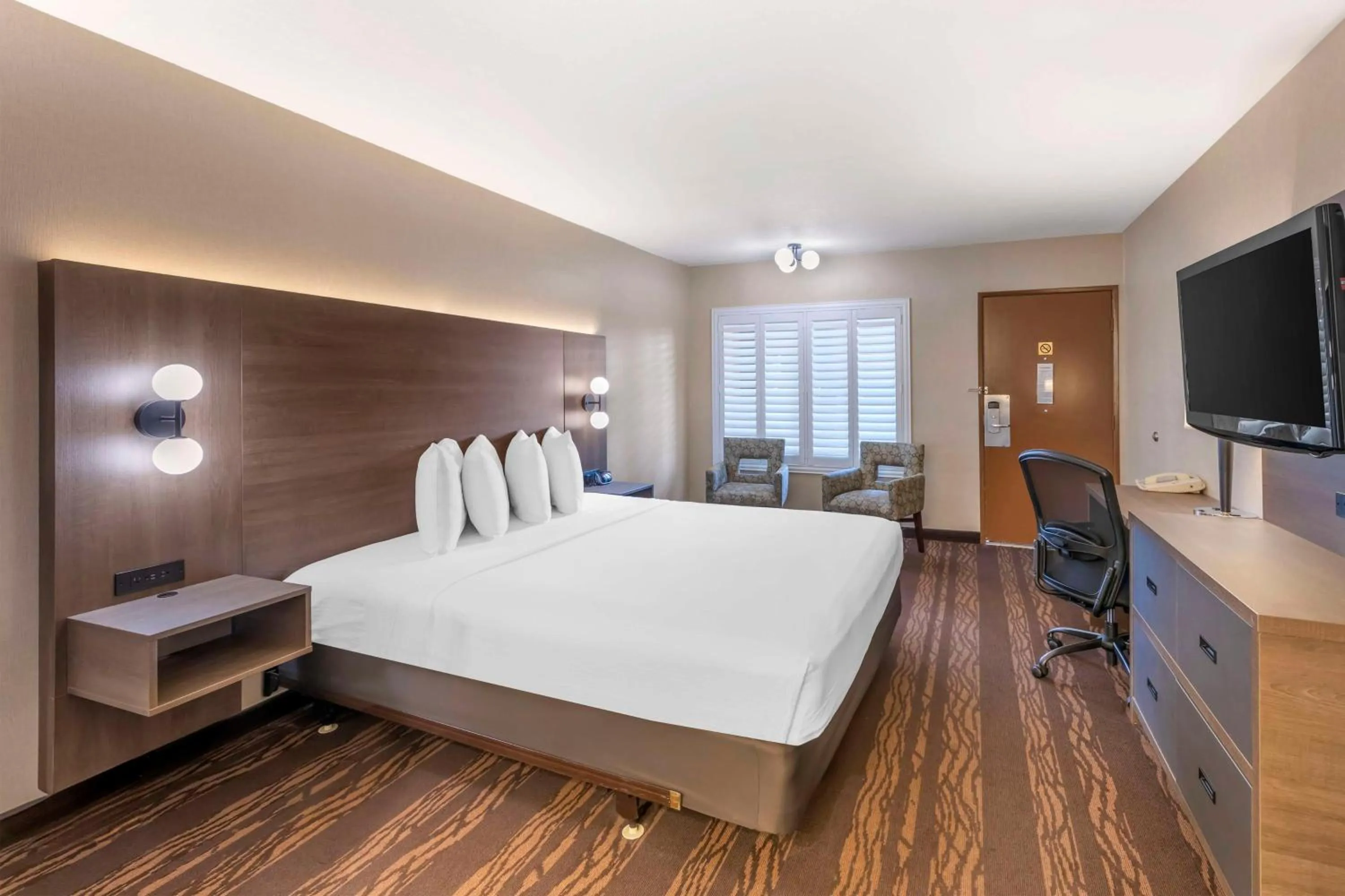 Bedroom, Bed in Best Western Plus Stovall's Inn