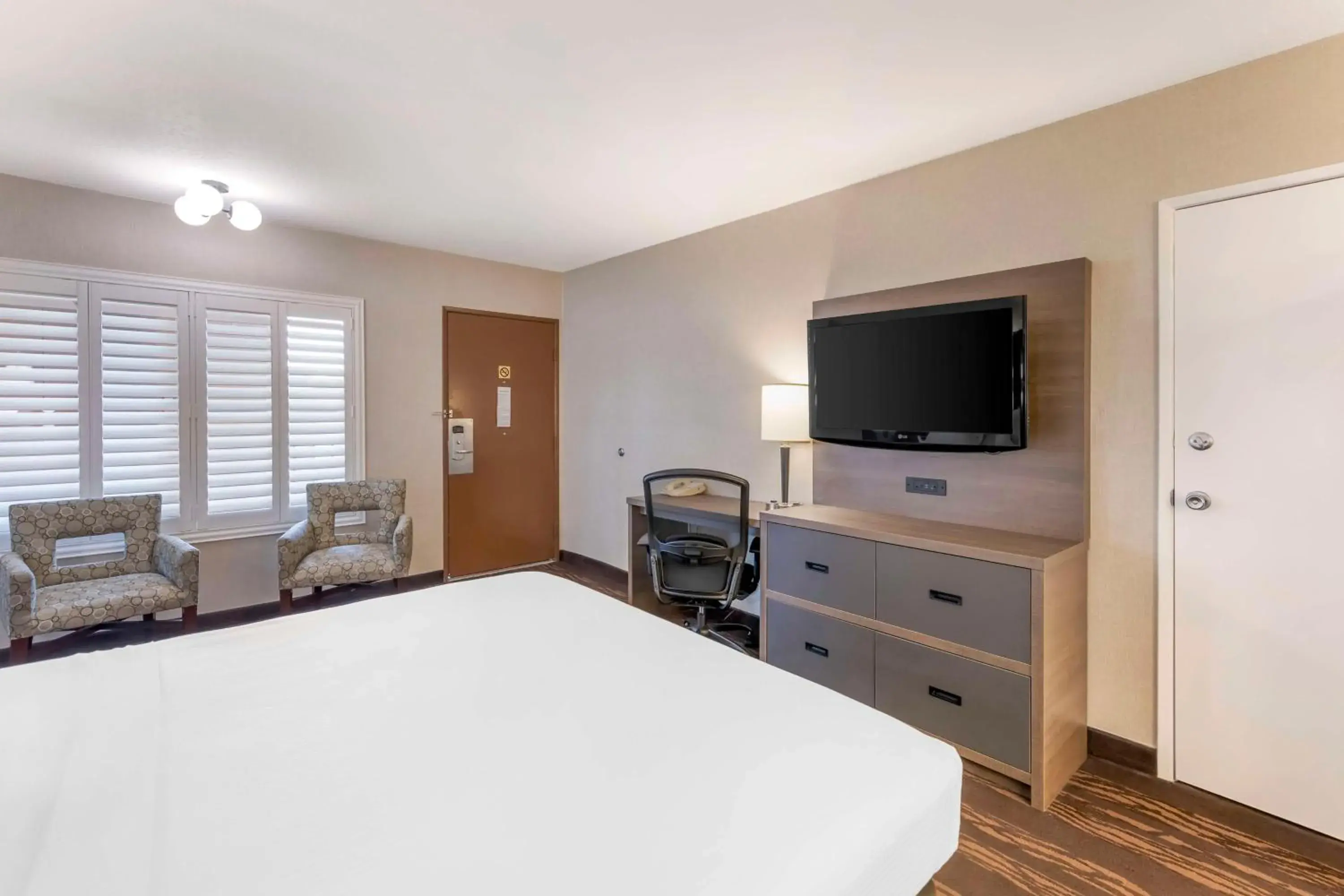 King Room with Bathtub and View - Non-Smoking - Upper Floor/Disability Access in Best Western Plus Stovall's Inn King Room with Bathtub and View - Non-Smoking - Upper Floor/Disability Access in Best Western Plus Stovall's Inn