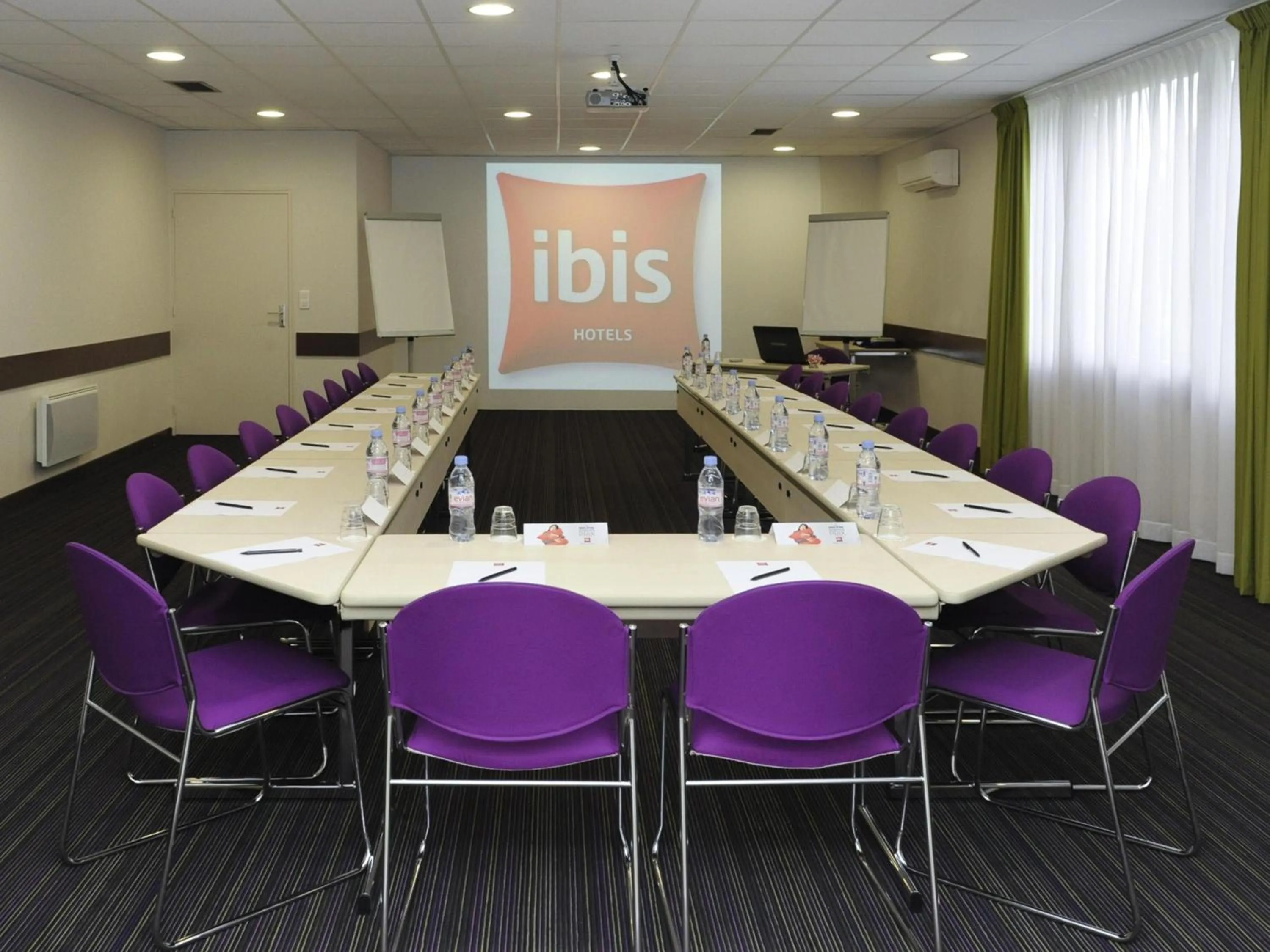 Meeting/conference room in ibis Chartres Ouest Luce