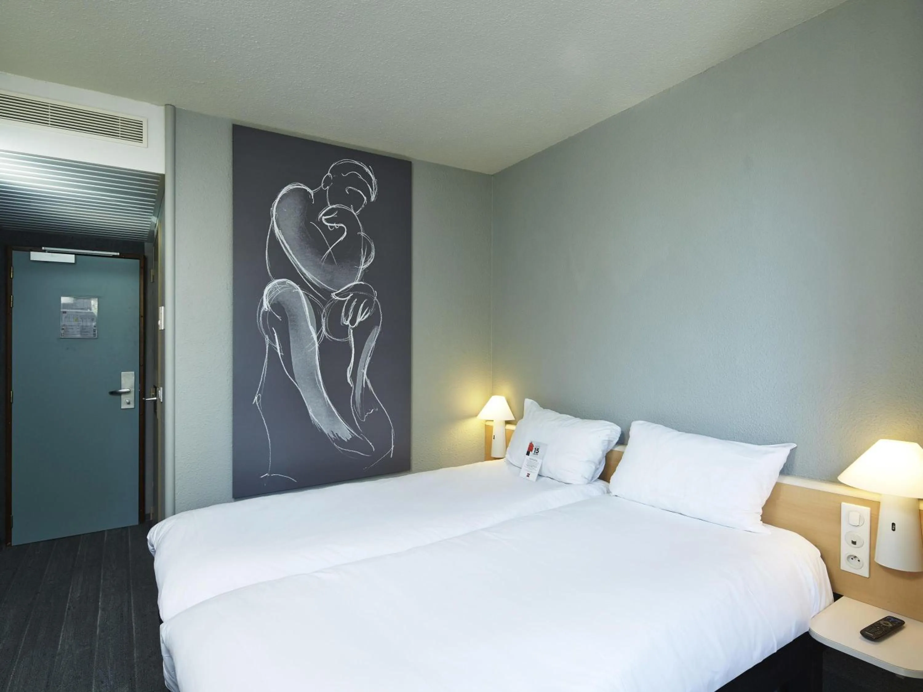 Bedroom, Bed in ibis Chartres Ouest Luce