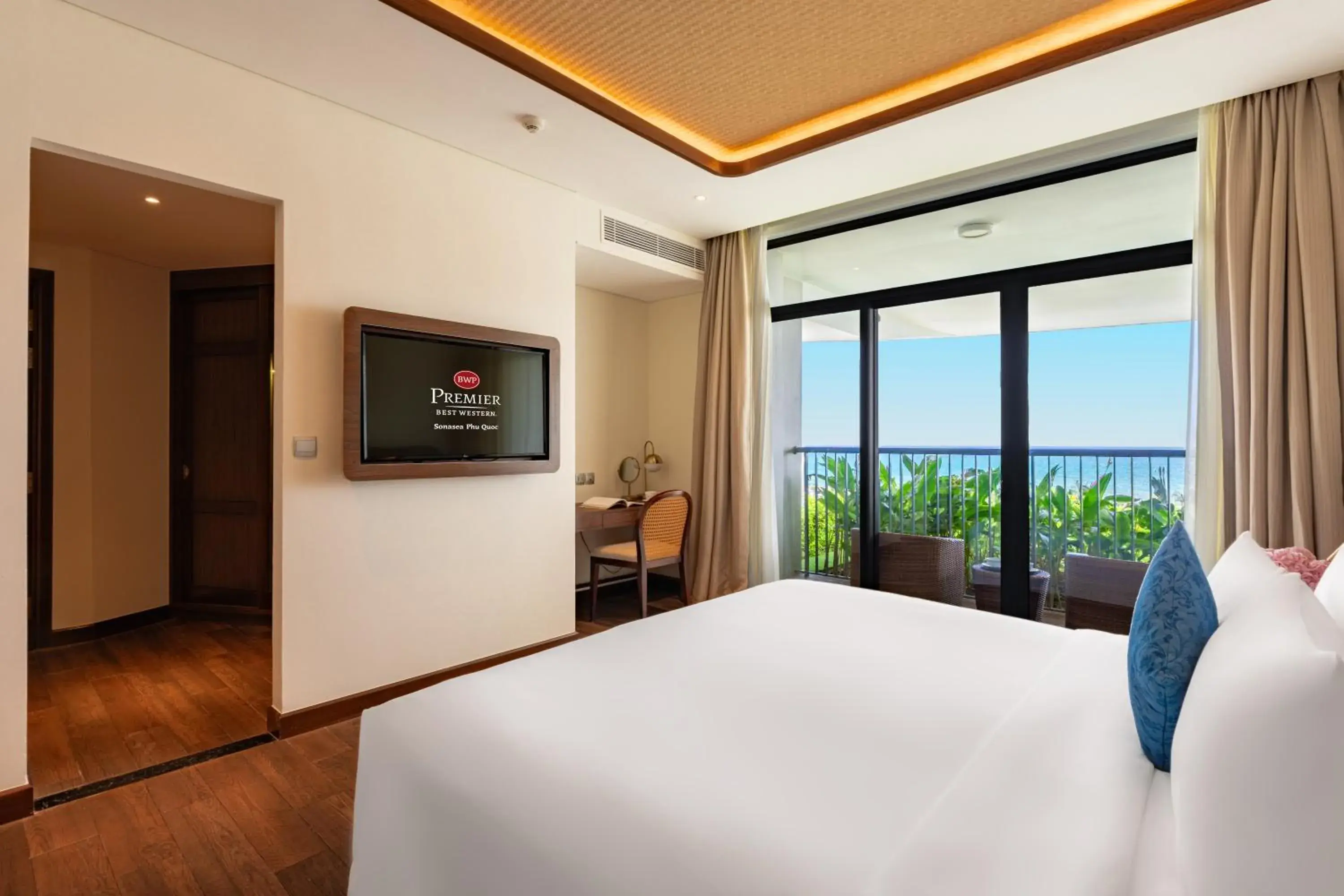 One-Bedroom Executive King Room with Balcony and Sea View in Best Western Premier Sonasea Phu Quoc One-Bedroom Executive King Room with Balcony and Sea View in Best Western Premier Sonasea Phu Quoc