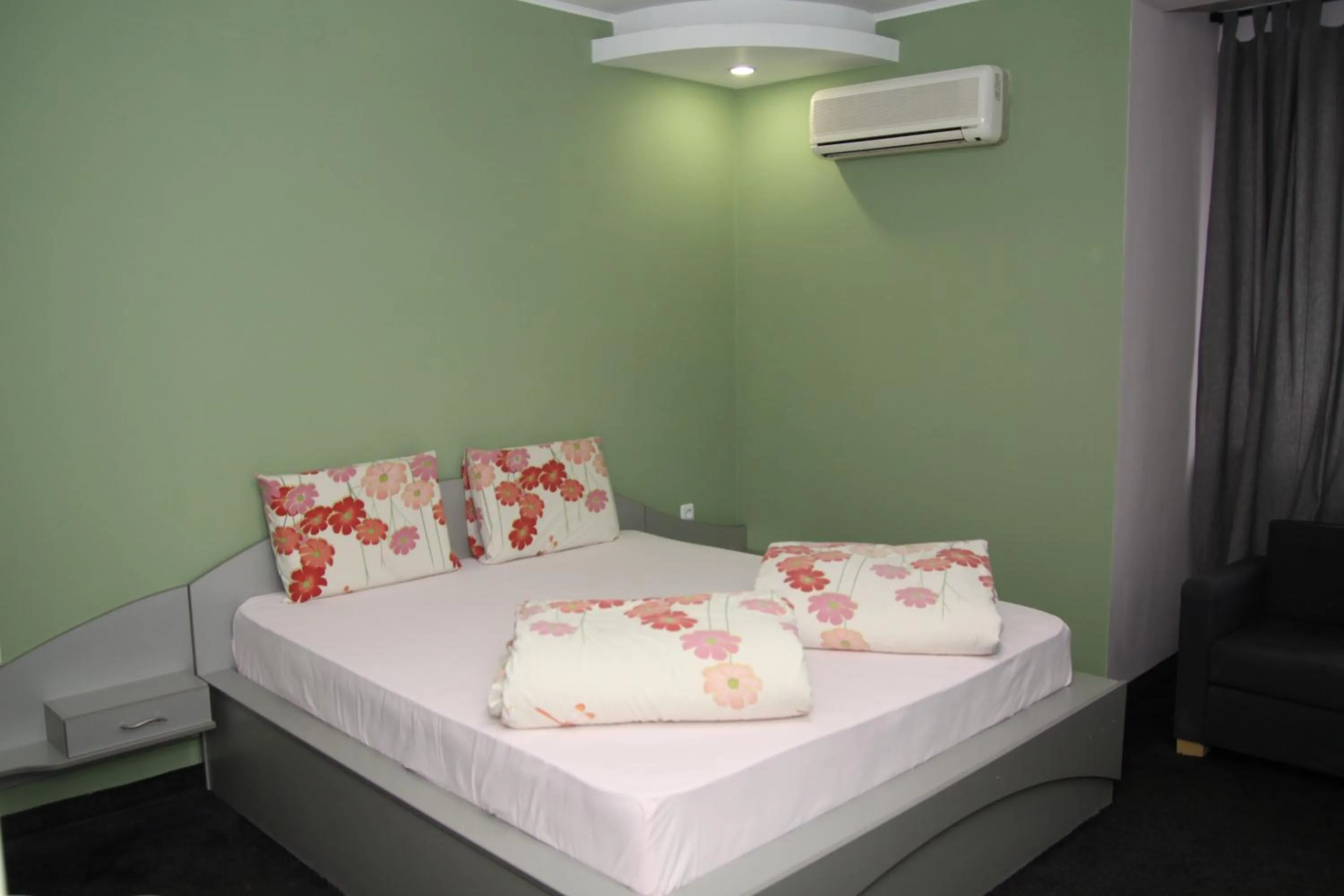 Bathroom, Bed in Hotel Color