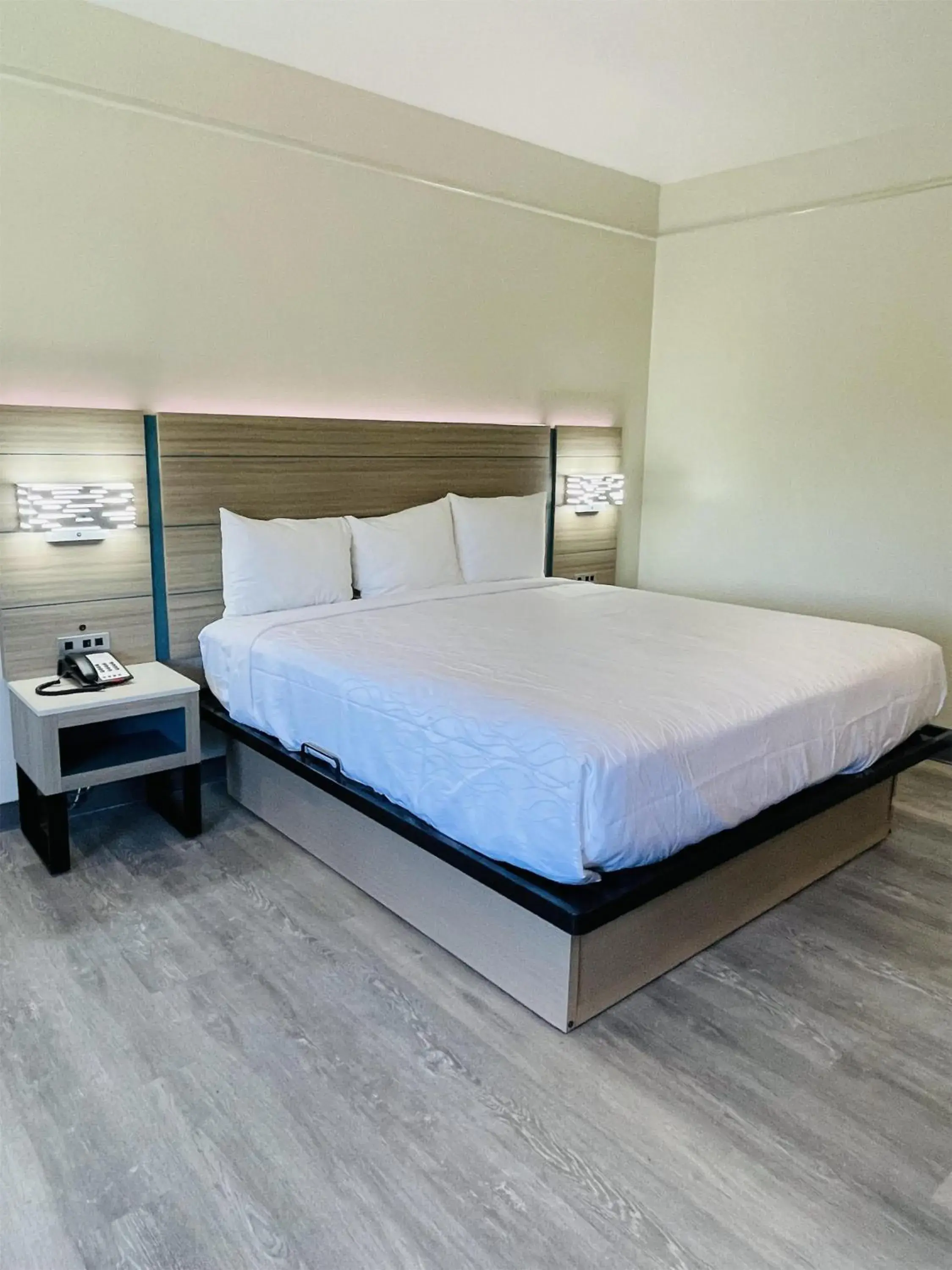 Deluxe King Room - Non-Smoking in Sonesta Essential Hotel Houston-I-45 Spring Deluxe King Room - Non-Smoking in Sonesta Essential Hotel Houston-I-45 Spring