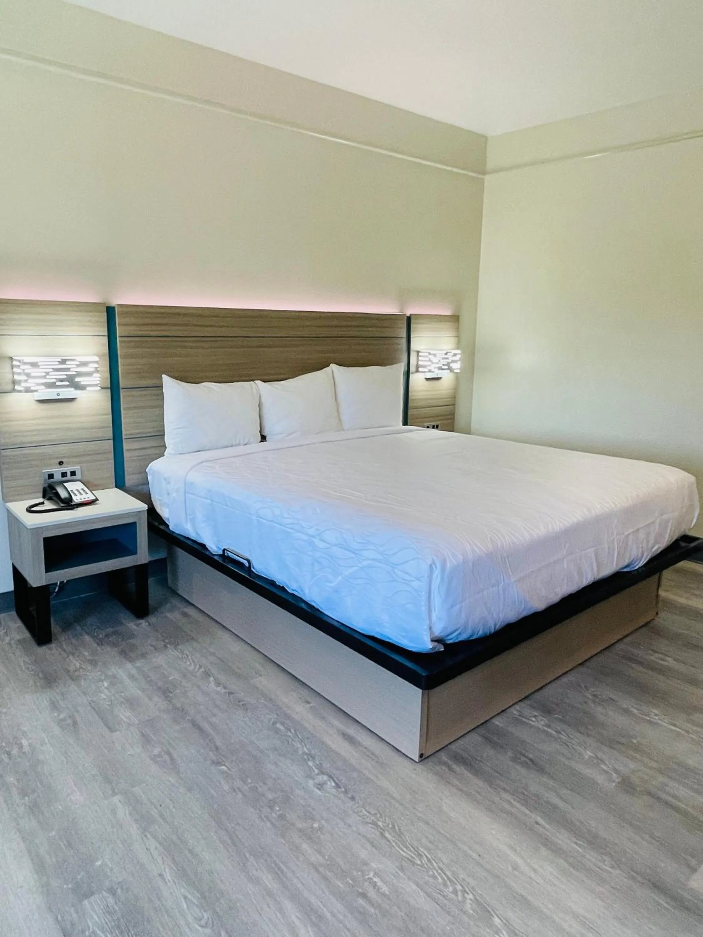 Bed in Sonesta Essential Hotel Houston-I-45 Spring