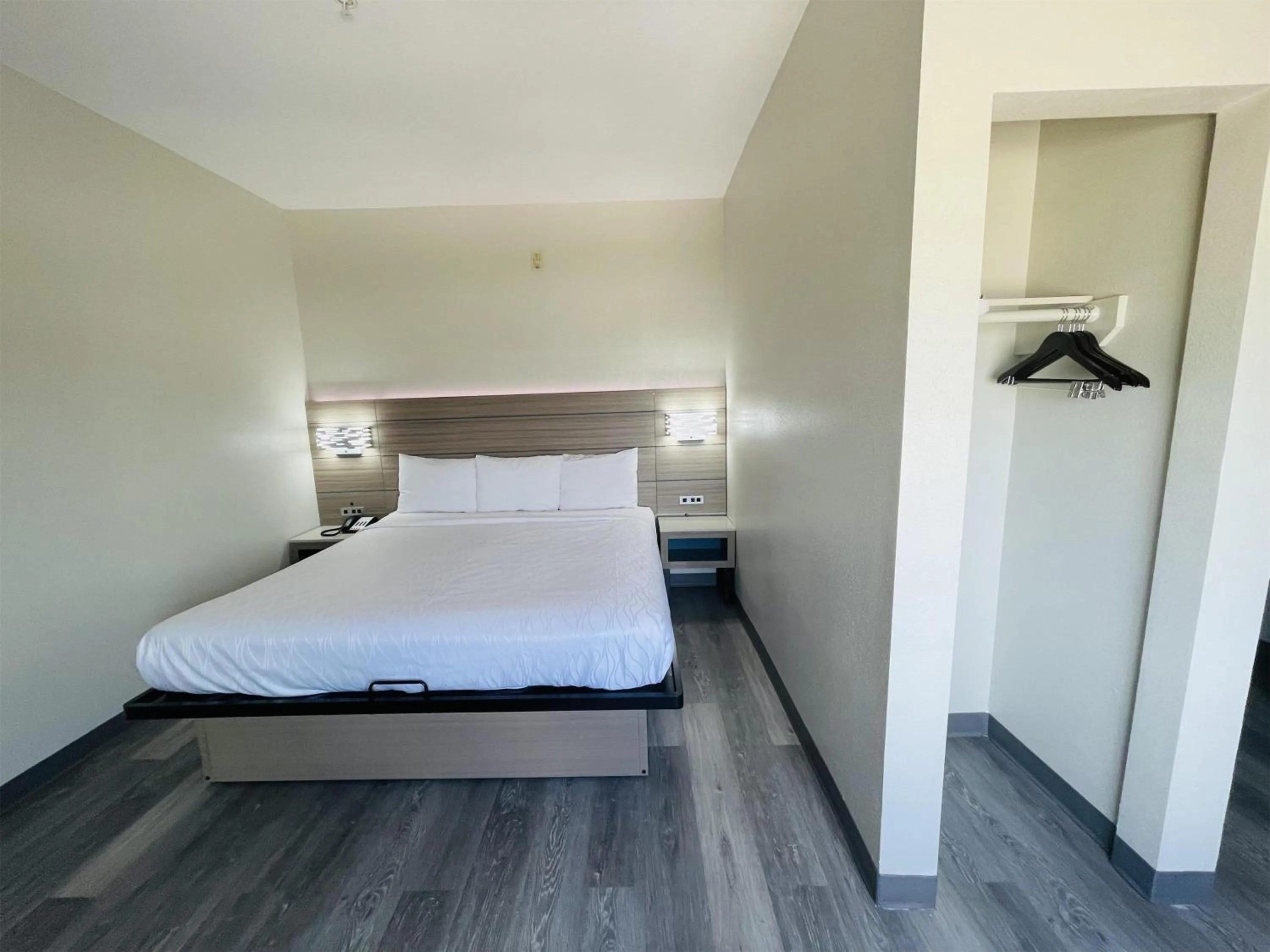 Bedroom, Bed in Sonesta Essential Hotel Houston-I-45 Spring