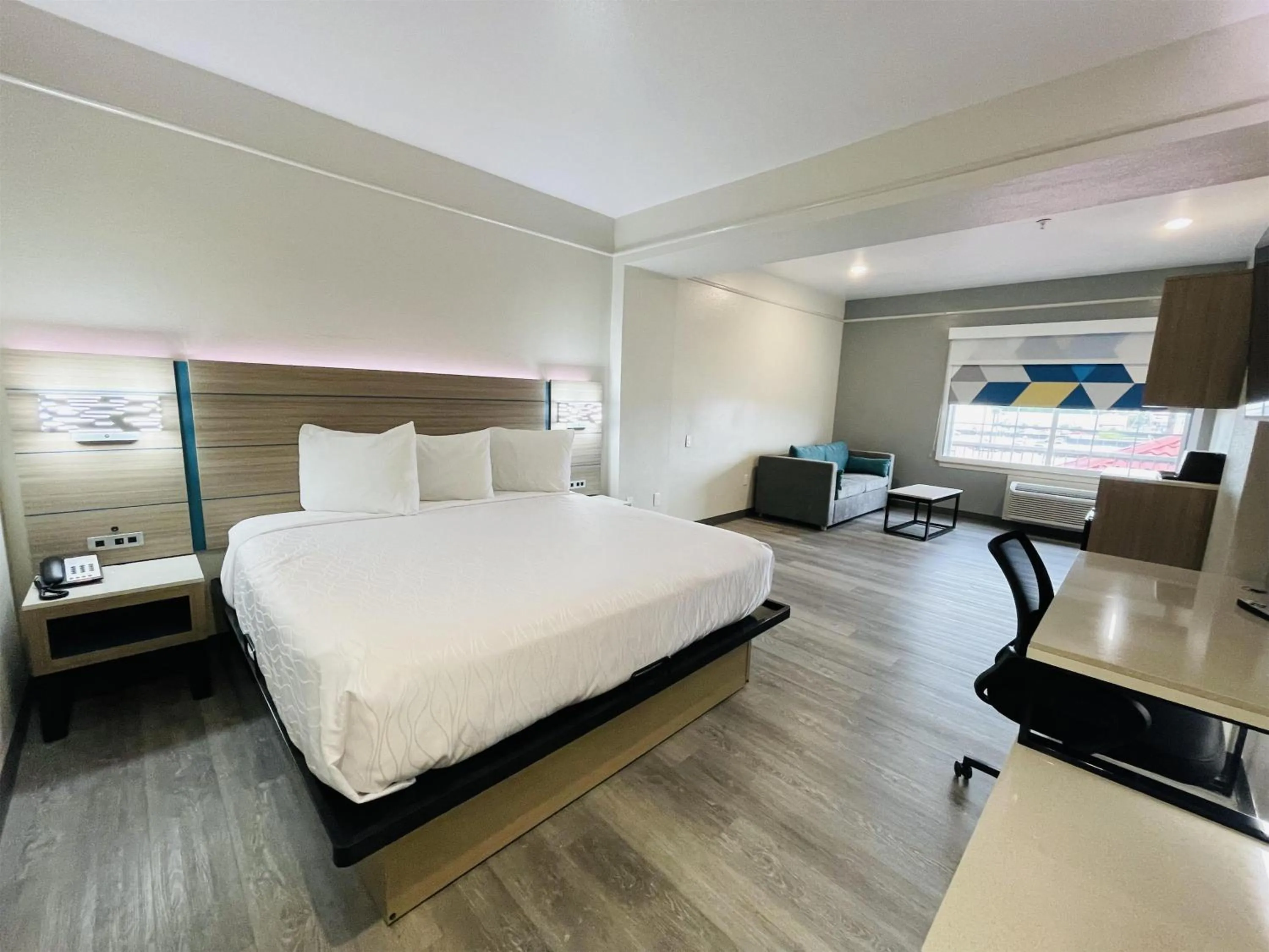 Bedroom, Bed in Sonesta Essential Hotel Houston-I-45 Spring